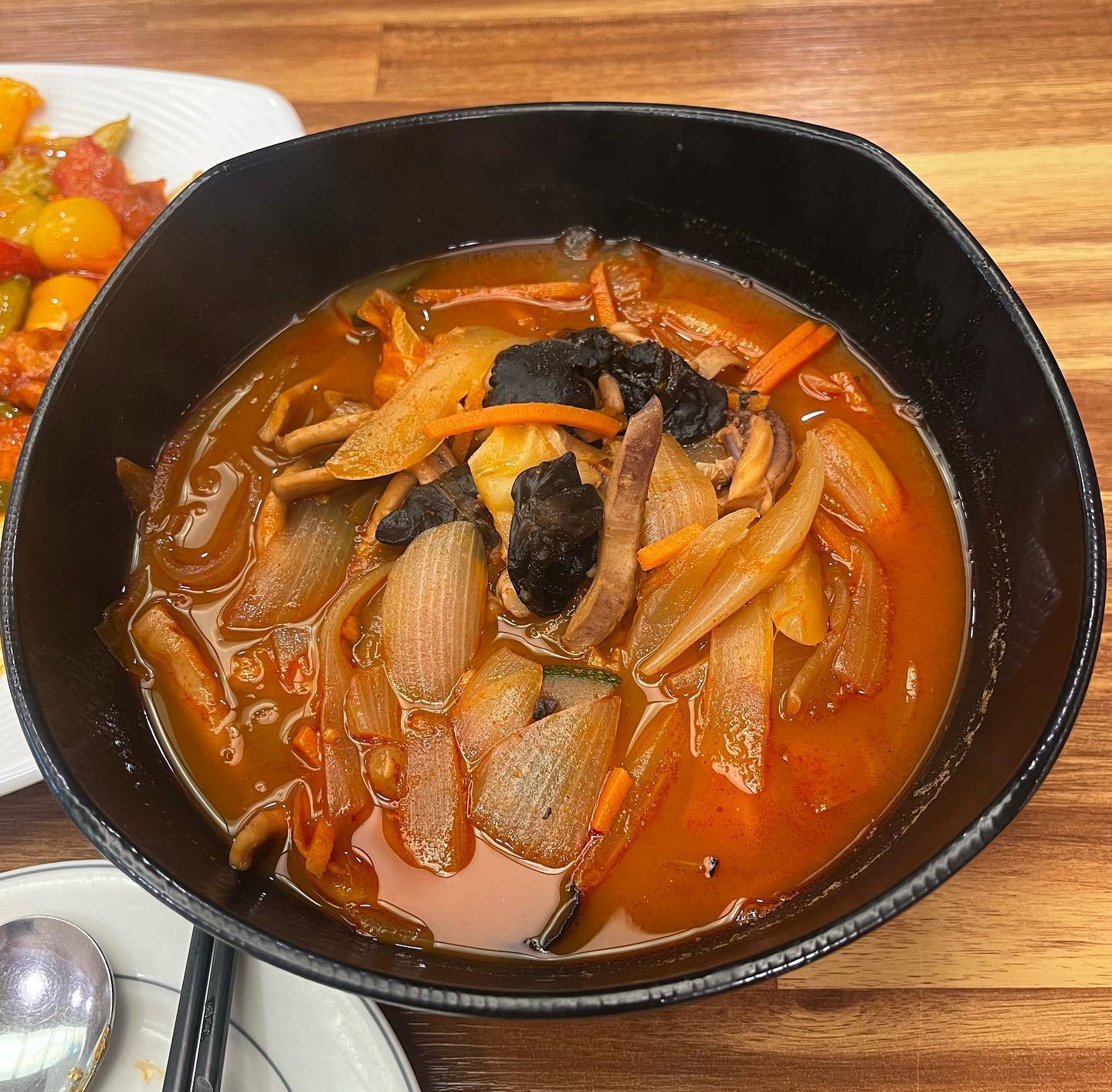#협찬 #도일처

볶음짜장 맛집 도일처 다녀왔어요 🤍

도일처는 강서구 방화동에 위치하여있는 방화동 도일처는 1966년 오픈 이후 56년동안 자리를 지키고 있는 노포 중국음식점이에요 

화려하고 고풍스러운 외관이 있으면 바로 도일처에요 ! 그리고 미리 예약했더니 넓은 룸으로 안내해주셨어요 ㅎㅎ 

저는 사천탕수육, 오징어짬뽕, 볶음짜장 주문했어요 

볶음짜장은 윤기가 좌르르 흐르는게 감칠맛이 남달라서 부드럽게 넘어가는 맛이었어요 유니짜장은 다진 고기를 베이스로 한다면 볶음짜장은 해산물 베이스로 해산물이 많이 들어있어요 고춧가루를 톡톡 뿌려서 먹으니 감칠맛 업! 

오징어 짬뽕은 말그대로 오징어가 듬뿍 담겨져있는 짬뽕이에요 오징어와 해산물이 가득 들어있어서 내용물이 풍부하답니당 

저는 늦은 점심시간에 방문했는데도 사람이 엄청 많더라구요 ㅎㅎ 강서구 맛집으로 이미 유명한거같아욤 방문 추천드립니다아 

🖤 도일처

🖤 서울 강서구 방화동 621-19

🖤 주차 가능해요🤍

#서울중식#서울중식맛집#서울맛집#강서구맛집#강서구중식#강서구중식맛집#방화동맛집#방화동중식#방화동중식맛집#방화동중국집#강서구중국집#서울중국집#송정역맛집#송정역중식#송정역중식맛집#송정역중국집#공항동맛집#공항동중식#공항동중국집#공항동중식맛집