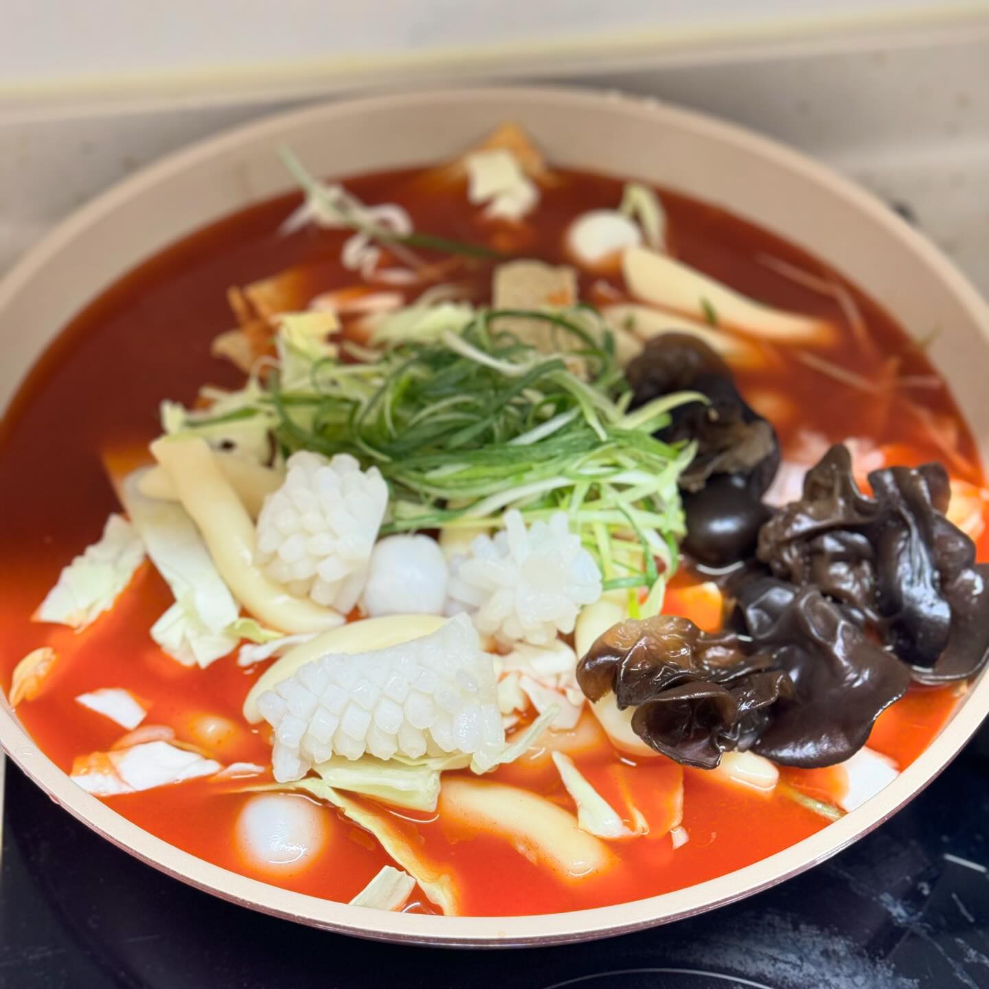 #가좌동맛집 다다떡볶이의 짬뽕전골떡볶이
포장해왔어요:) 떡볶이랑 짬뽕의 조화가 이렇게
꿀맛이라니👀♥️ 진짜 침 넘어가는 비쥬얼
다다떡볶이는 즉석떡볶이도 정말 유명한 집인데
사장님께서 떡볶이에 진심이신편이라 새로운 떡볶이들이
탄생하고 있어요 종류도 다양하고 맛은 제가 보장할게요👍🏻👍🏻

◼️다다떡볶이
◻️경기 고양시 일산서구 가좌3로 7-1 나동 101호
◼️영업시간 11:00~21:50 매주월요일 휴무
◻️전화번호 0507-1370-5720 
​