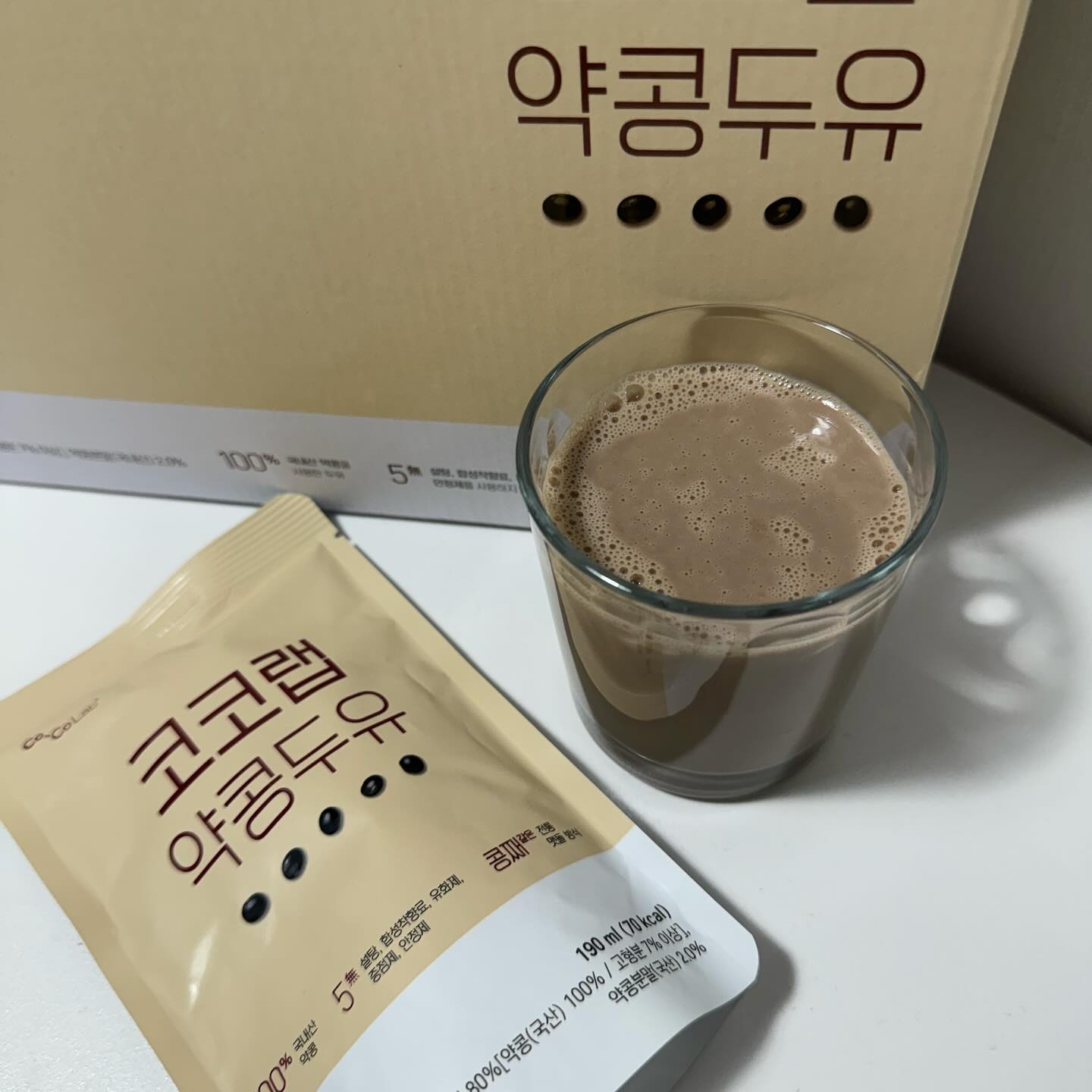 무첨가로 안심하고 먹는
🤎코코랩 약콩두유🤎

✔️첨가물이 안들어가서 임산부와 아이들
그리고 수유부까지 안심하고 먹을 수 있어요.

✔️설탕은 빠지고 영양소는 가득 담아서
다이어터들이나 건강관리 하시는 분들한테도
너무 좋고 인위적인 단맛이 아니라 개인적으로 
물리지 않아서 좋았어요.

✔️맷돌로 갈아만드는 전통방식으로 
껍질까지 통으로 갈아만들었데요.
그래서 여태 먹어본 두유들과 다르게
묽지 않고 걸쭉~하니 더욱 고소했어요.

✔️진짜 콩물이라서 콩국수나 소이라떼 등
요리나 간식으로 다양하게 즐기기 좋아요.

✔️유당불내증인 남편도 속 편안하게
아침식사 대용으로 잘 먹었어요.

온가족이 즐기기 좋은 코코랩약콩두유.🤎

#코코랩 #약콩두유 #다이어트음식 #다이어트식품 #검은콩두유 #무설탕두유 #임산부두유 #무첨가두유 #서리태콩물 #국산약콩두유 #두유추천 #단백질두유 #단백질음료 #단백질음식 #먹스타 #먹스타맞팔