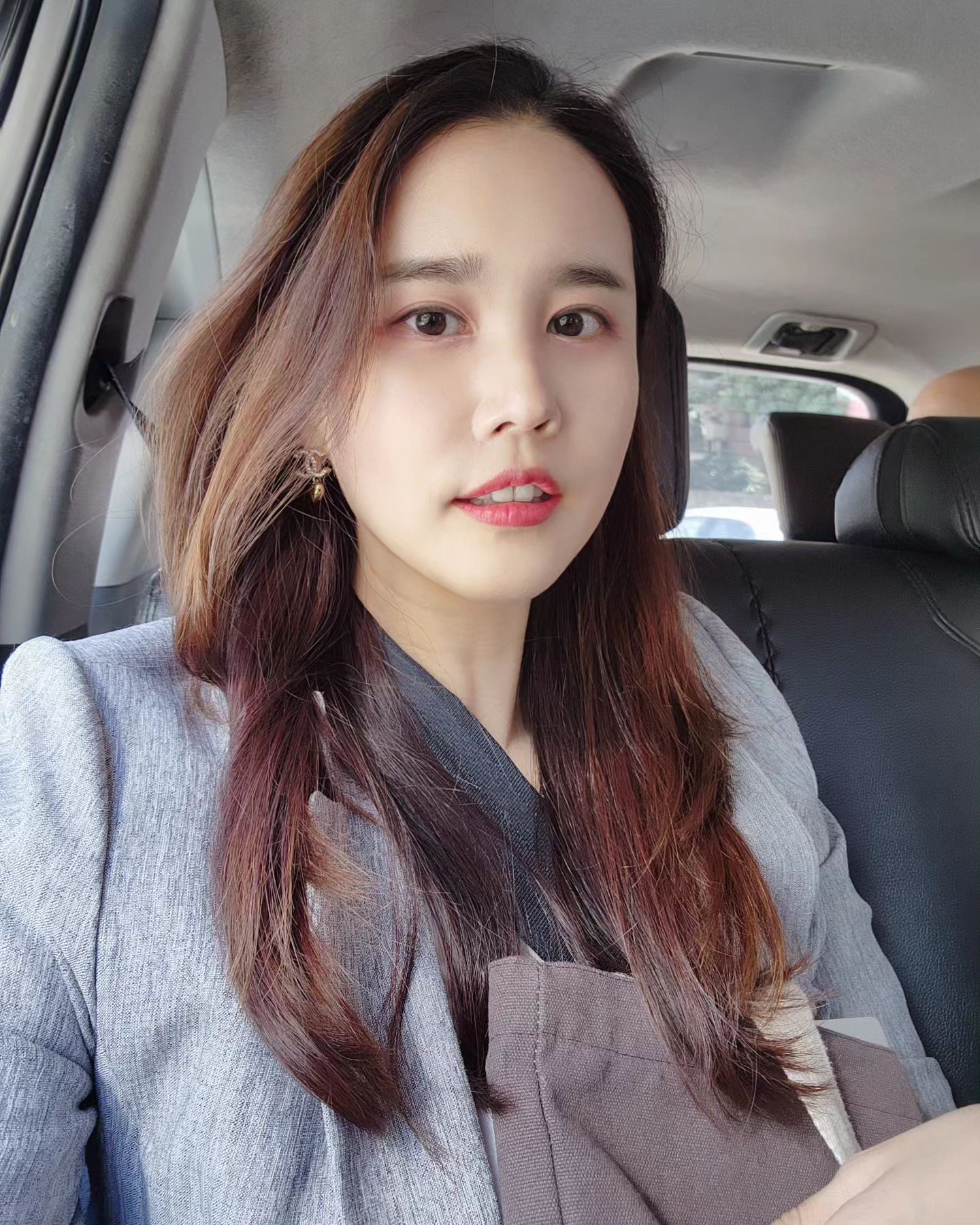 인도 출장 전 🤩

인도의 미세먼지 대기질을 보고
제일 걱정 됐던 건조한 내 피부를 위해
피부 보습과 콜라겐 충전❤️

당일에는 크라이오 때문에 집 갈 때
얼굴이 시려윘는데 덕분에 모공도 줄어든거 같고
이 효과 때문인지 화장 잘 먹어서 좋다🫠
다녀와서도 계속 관리 해야지

#피부관리 #스킨부스터 #캐비어부스터 #유스힐