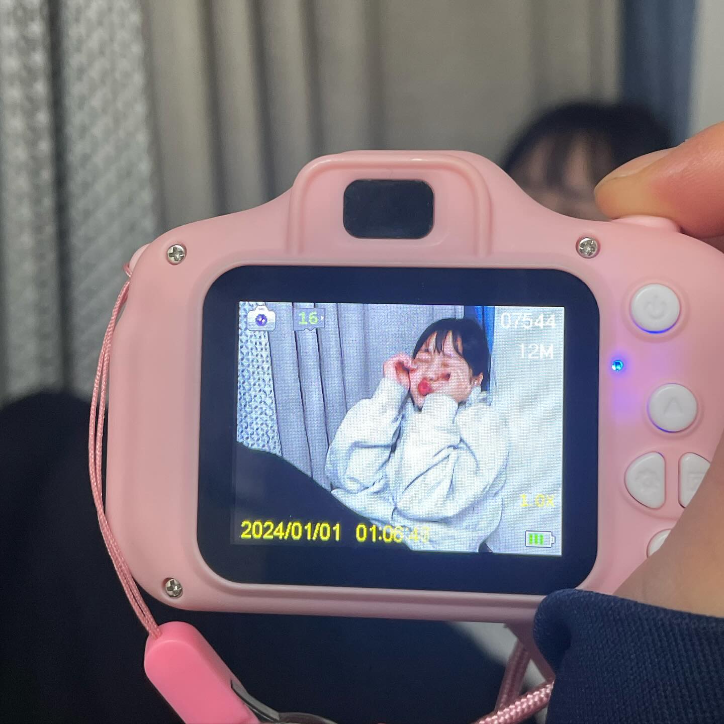 따랑하는 사람들과 맞이한 2024 새해 🫶🏻
일도 많고 탈도 많았던 2023년은 보내줄게요~~
힘들었던 일들이 많았지만 행운처럼 찾아와준 여러분 덕분에
행복했던 한 해로 기억될 거 같아요 ㅎㅎ
연말연시 행복으로 가득 채워줘서 고맙고 따랑합니다
앞으로 다가오는 날들도 저와 함께 행복하고 사랑하도록 해요
모두들 happy new year with zzangsiri ✨