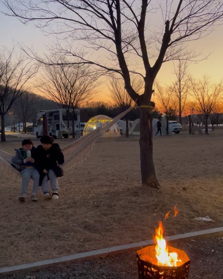 아름다운 장면이라 생각했는데
게시글 올리면서 자세히 들어보니
“다 많이 못봐.. 일반영상은 다 많이 못봐..”
친구에게 고자질 중이었다..
영상은 가려봐야한다. 이놈아

#베프랑캠핑
