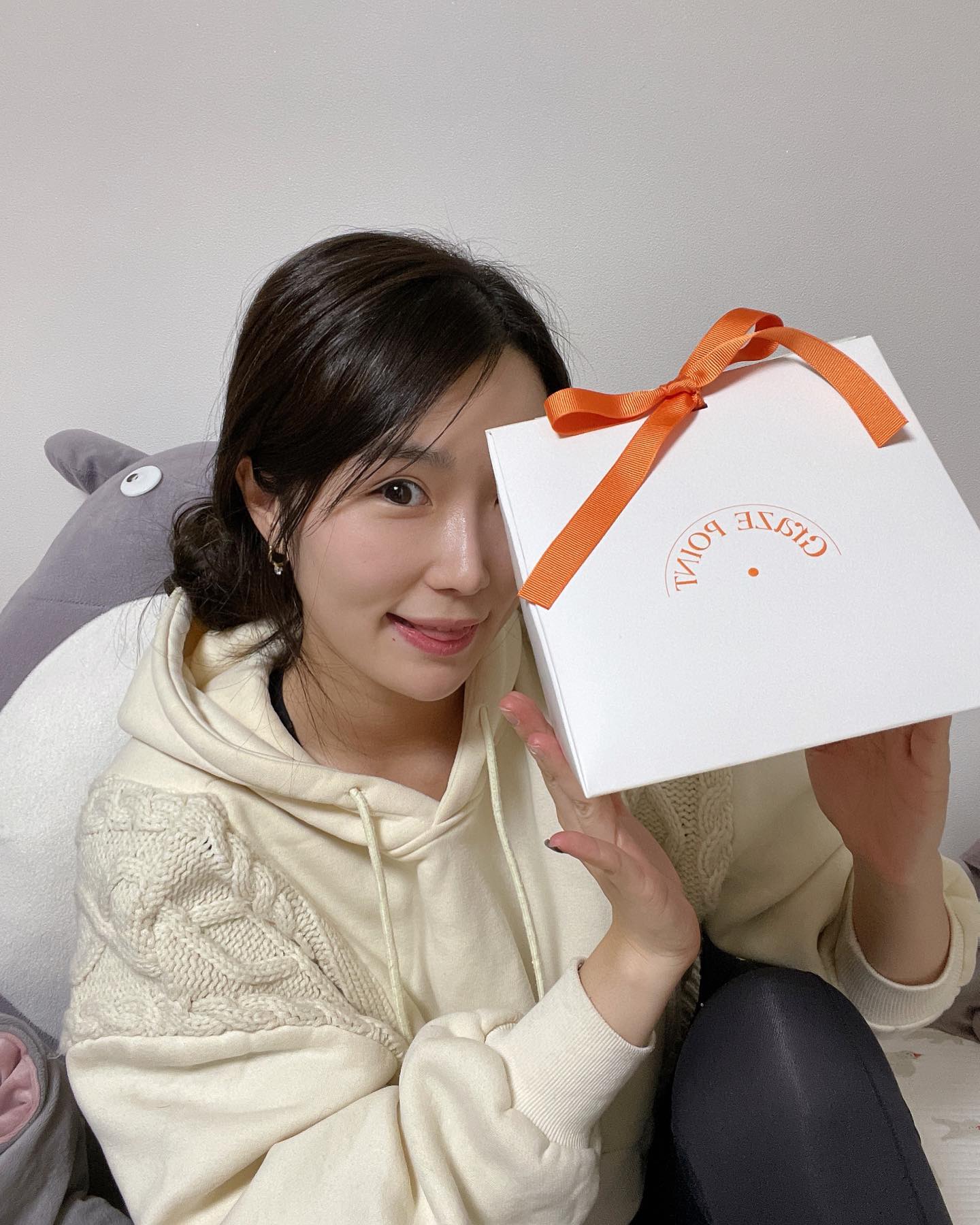 선크림 기능이 있는 핸드크림이 있는 것을 저만 몰랐나요? 

중성적인 우디향이라 남녀노소 사용하기 좋은 
패키지도 귀여운 그레이즈포인트 핸드 선크림과 바디워시에요 

핸드 크림은 끈적이거나 하지 않고 백택 현상 없는 선크림 기능도 있어 자외선 차단도 막아주는 제품이라 신기했어요 
무엇보다 향을 좀더 느낄수 있는바디워시는
투명 액체 제형인데 거품이 잘나며 바디타올 없이 사용했을땐, 알갱이가 함유 되어 스크럽 효과도 누려볼수 있는 제품이에요 

두가지다 마운틴미 향인데 진짜 딱 향이..막 엄청 깊거나 하지 않는데 말그대로 마운틴향이다! 하는
은은하면서 탑,미들,베이스 다 느껴졌던 제품으로 세련되면서도 따뜻한 느낌이 드는 매력적인 향이에요 🥰

➖Mauntain, me 마운틴미 
➖탑노트 : 오렌지, 유칼립투르 
➖미들노트 : 로즈, 은방울꽃 
➖베이스 노트 : 샌달우드,시더우드,앰버,머스크 

graze.kr 

#그레이즈포인트 #grazepoint 
#그레이즈포인트핸드선크림 #그레이즈포인트바디 #마운틴향 #마운틴미 #핸드선크림 #바디스크럽 #바디워시 #뷰티제품 

/ 사진찍다보니 많이 찍엇균 😚😂