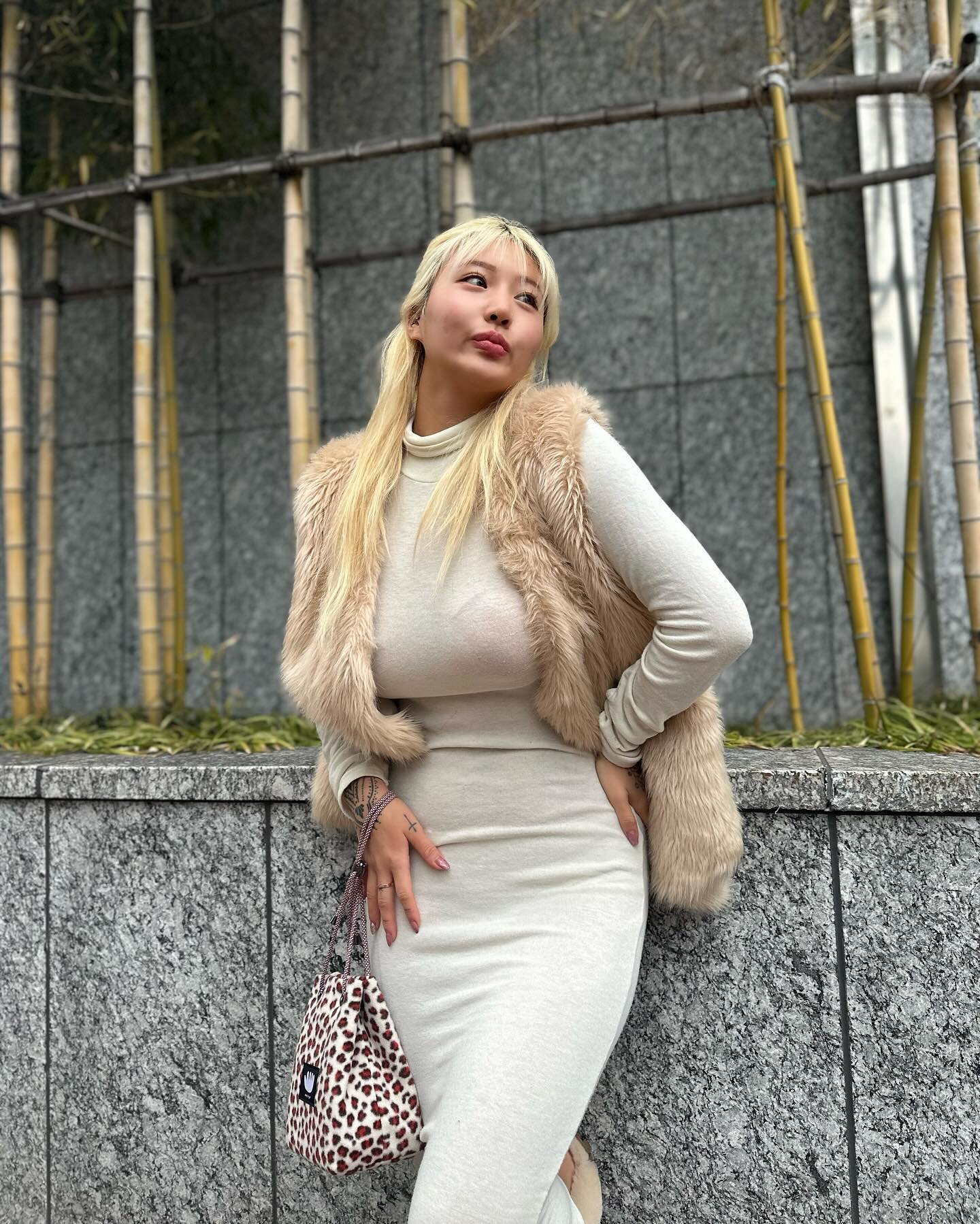 오늘만 일하면 연휴당*⁀➷💜
다덜 설 연휴 뭐하시나융??!
전 엄빠가 베트남 여행간다고 강쥐들 봐주러 구미 내려갑니다용 ㅋㅋㅌㅠㅠ엄빠없는 집에 가다니 뭔가 이상하네유..?! 펜션왔다 생각하고 애들 잘 놀아주다와야디..ㅎㅎ
오늘부터 연휴 시작인거 같던데 연휴동안 급찐하지않는 방법 다 아시쥬?!!
폭주하지않고 기본적인 거만 지켜줘도 된다는고!!!✨ 
연휴지나면 제대로 여름준비간드아~~~!! 얄짤업뜸!!
✔️적당히 조절해서  먹고 탈나지않기 !!! 
✔️식사 전 후 물 많이 마셔주기 
✔️많이 움직이기 
✔️스트레칭이라도 해주기 
맛있게 먹으면 0칼로리🫧 다들 오늘하루도 화이팅합찌다🔥

어디든 다 잘어울리는 꼬까 가방👉🏼jammyfinger 
#재미핑거#디자이너브랜드#가방추천#데일리가방#제일리룩#크로스백#봄코디#숄더백#호피가방