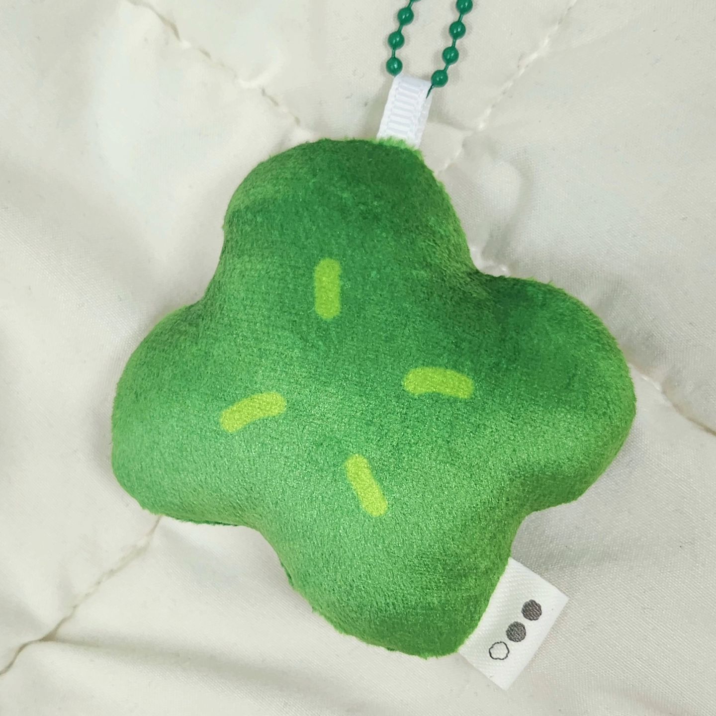 🍀 바바즈에서 보내주신 네잎클로버 키링!
 
신제품 체험단 이벤트에 당첨되어서 무료로 제품을 받아보았어요!
제가 네잎클로버를 너무 좋아해서 택배 받자마자 바로 가방에 달고 다녔는데 제 최애 가방이랑 잘 어울려서 보기만 해도 기분이 좋아지는 느낌이었습니다 ㅎ.ㅎ

군번줄이 초록색이라서 네잎클로버랑 잘 어울리는 게 너무 센스있는 것 같다고 생각했고 뒷면에 이니셜 커스텀도 가능해서 선물용으로도 너무 좋을 것 같았어요! 포장도 완전 귀엽게 되어있었는데 사진을 못 찍어놔서 아쉬운 마음뿐...🥹 네잎클로버만큼 귀여운 세잎 클로버도 있으니까 저처럼 클로버 좋아하시는 분들은 한 번 구경해 보셔도 좋을 것 같아요!

++마지막에 아주 멍청하게 생긴 네잎클로버 그림이 있습니다 ^__^
 
 
 
#바바즈문구점 #바바즈 #네잎클로버 #키링 #오일파스텔 #oilpastel #painting