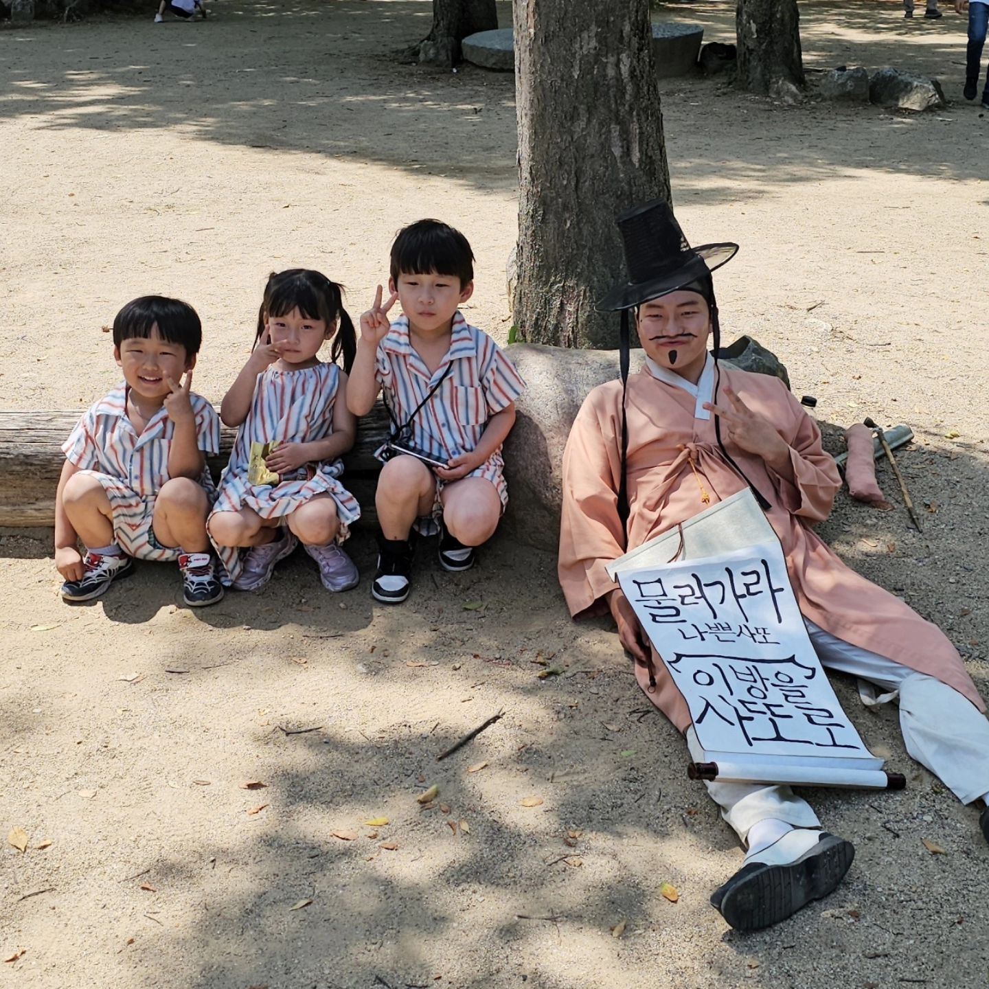 #5월여행
처음으로 가본 용인한국민속촌
놀이기구도 다양하고
시간마다 다양한 공연도 펼쳐지고
귀신의집 체험도 할 수 있고
생각보다 알찼던 곳❤️
특히 밤에 봤던 연분 공연은 최고👏