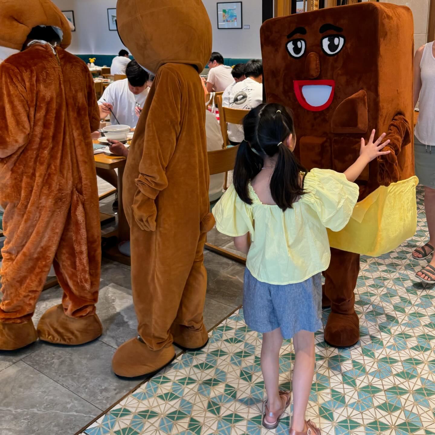 #인형친구들

매일 조식타임 만나는 
인형친구들 
춤도추고 사진도찍고 
아이들이 참 좋아해요

#가족여행 #베트남 #나트랑 #모벤픽리조트 #여름휴가 #박자매 #초등 #초딩그램 #여아 #키즈 #키즈그램