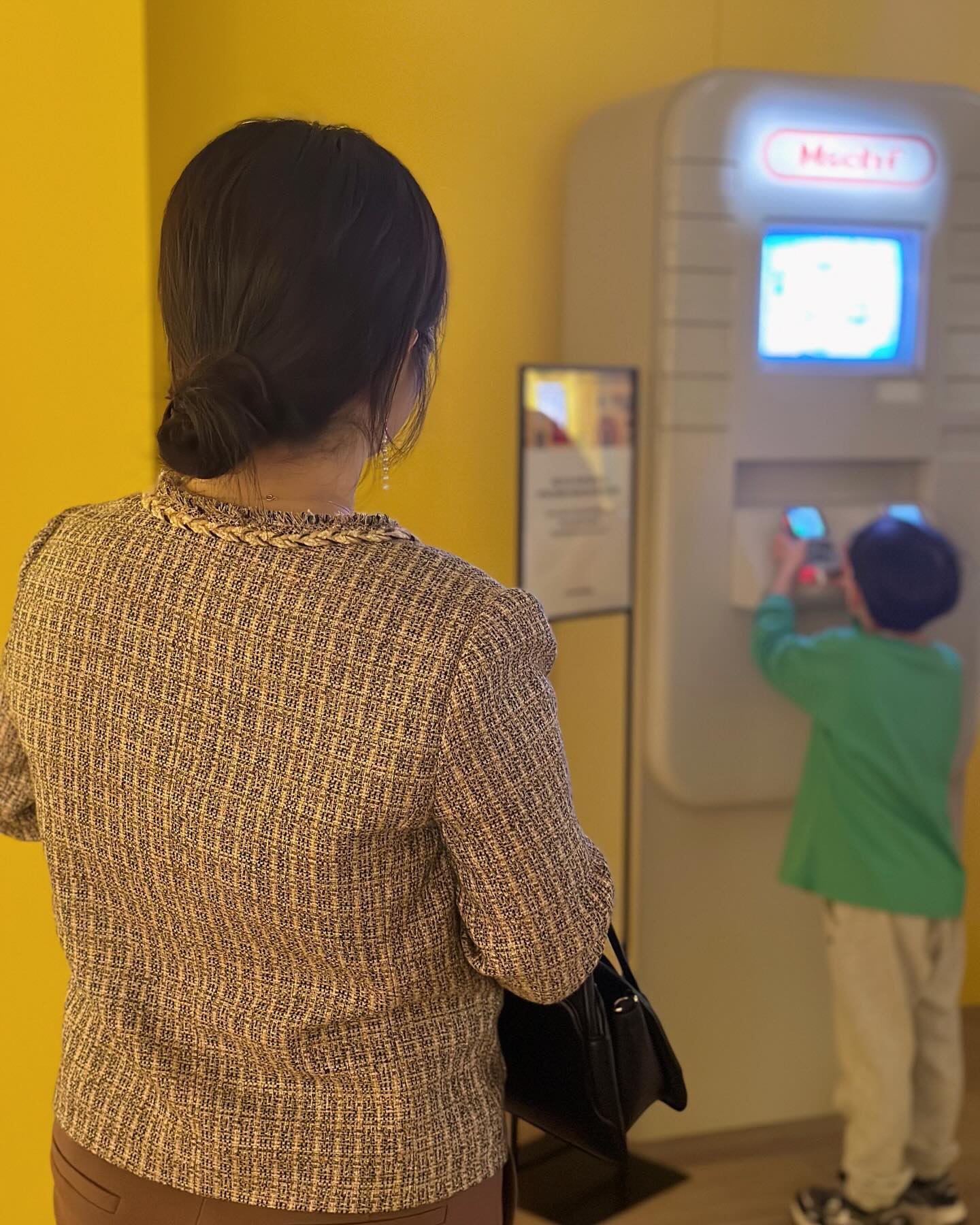 친구랑 종로에서 만나기로 했다. 마침 #그랜마코어룩 이라는 멋쟁이 할머니 같은 느낌이 유행이라는 소식을 들어서 분홍색 양말 디테일까지 챙겨봤다. 종로와 내 패션은 마치 한지와 먹물같았다. 

대림미술관에 갔다가 커피를 공짜로 준다는 옆 카페를 갔는데, 내 집마냥 잘 어울렸다. 근데 진짜 원두커피만 있음. 마당에 테이블과 좌석이 있는데, 햇살이 좋아서 평소에 안마시는 커피도 1/3정도 마셔봤다. 모처럼 봄 햇살이라 그런지 기분이 더 좋고 머리가 맑아졌다. 

날씨가 따뜻하게 걸어다니기 딱 좋아서 식당까지 친구랑 30분을 걸었다. 비타민D가 생겨나는 기분. 종로의 골목을 누비고 다녔다. 그리고 지금 우리에게 고민인것을 서로 털어놓고 서로 격려했다. 

#그랜마코어 #그랜파코어 #그랜파코어룩 #대림미술관 #경복궁역카페 #트위드자켓코디