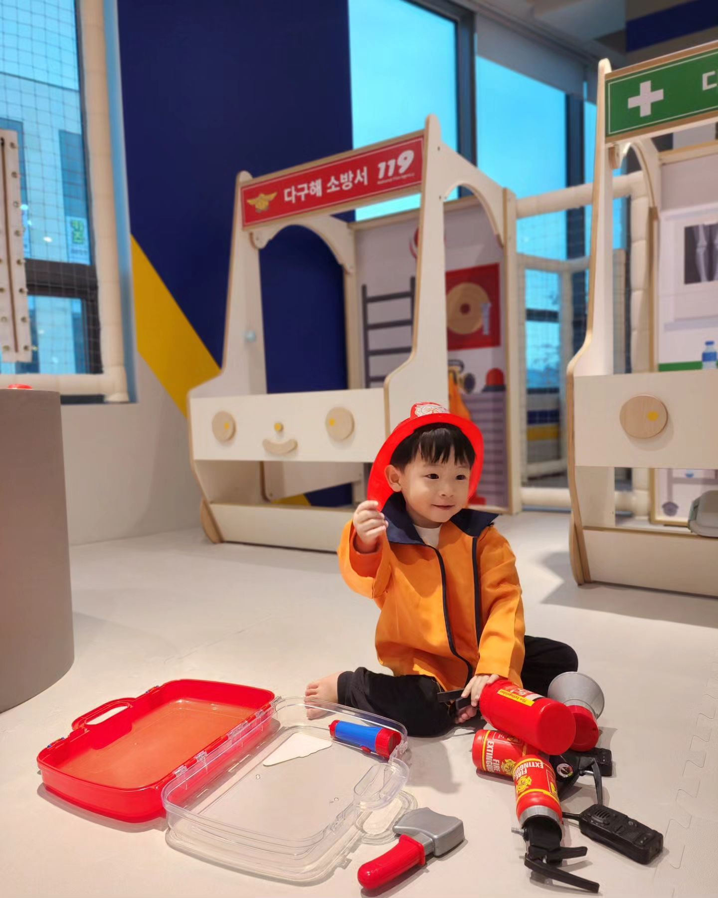 어린이집 하원하구 은계지구 신상 키즈카페가서
소방관 놀이에 푹 빠져 2번이나 옷 입고 놀았다
옆에 병원놀이도 가운 있어서 재밌게 하구
무엇보다 평일에 가니 사람이 별로없어 거의 대관 수준으로다 놀다와서 더 좋았다👍

나오니 은계호수공원에서 분수쇼도 하길래 구경하고,
삼겹살먹고 난생처음 먹어보는 초코아이스크림까지🍦
초코🍫는 안먹일라했는데 우리가 먹으려니 너도 줘야지 머...🤣

 #11월1일 #30개월아기 
#챔피언시흥은계점 #챔피언키즈카페