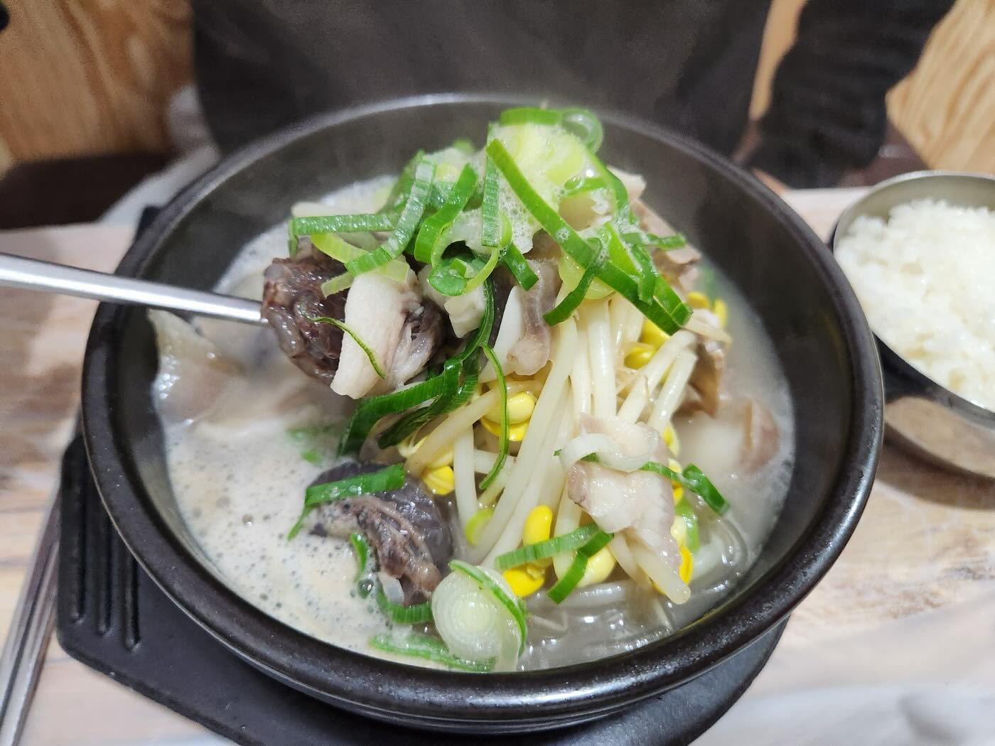 올만에 괜찮은 곳 발견한 국밥집
#팔도돼지국밥
아직 돼지 누린내로 잘 못먹는데 한방 느낌 가득한
돼지국밥
#약초꾼부부 가 하는집이라고해서 더 좋음.
한방 냄새 가득