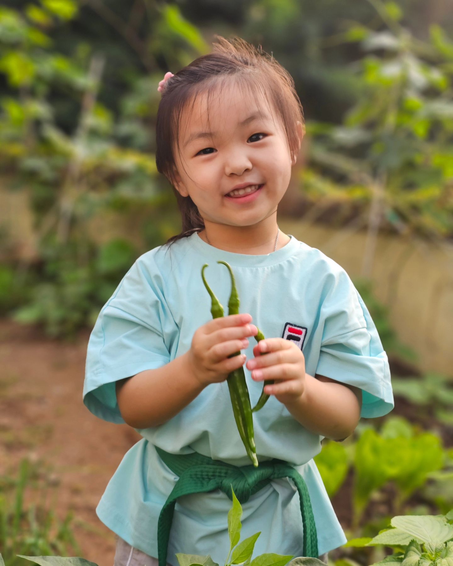 집앞에 작은 텃밭이 있어요~~😲😲😲
아파트 주민 분들이  가꾸신거에요.
가까이 가서 보니 상추, 깻잎, 가지, 고추, 방울토마토, 수세미, 호박 까지 다양한 아이들이 자라고 있었어요~~😲😲
이것 저것  따다 먹어도 된다고 하셔서~🙏🙏

소은이랑  수확체험 했어요~~😍😍😍😍
같이 어떤  열매를 딸리  고르고  톡  떼고~~~
소은이가 너무너무 신기해 하더라구요~~❤️❤️❤️

이렇게  좋아하는 거 진즉 좀  해줄것  싶었어요...🤣🤣🤣🤣

이제  곧 이사 예정인데~~
좋은 분들  많이 만났어서 아쉽기도 해요😭😭
남은 기간에도 좋은  추억  남길 수 있게 즐겁게  지내야겠어요~~😍😍😍

#일상사진 #꼬마농부 #동네텃밭 #키즈모델 #아역모델