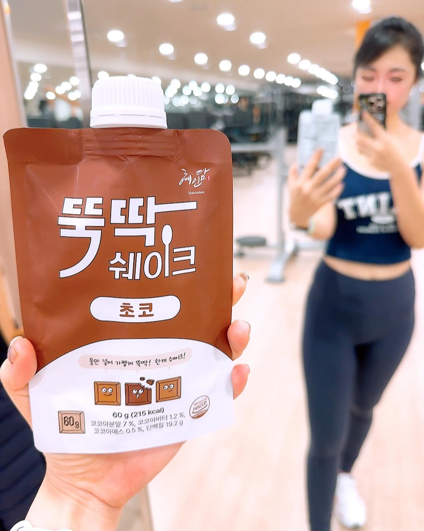 #협찬
⠀
⠀
#뚝딱쉐이크 초코 🍫
⠀
운동하고 나서 근손실 방지, 빠른 근성장을 위해
단백질 섭취 필수 ❗️
고단백 고식이섬유 #단백질쉐이크
거기에 맛있게 먹고 싶다면 뚝딱 쉐이크 초코로~ 😋
⠀
파우치 뒷면에 연한맛, 진한맛 먹고 싶은 대로 ~
저는 진한맛 진짜 추천해요 👍🏻
그냥 물만 부면 되는데 찐 맛있음🍫
저 초코 덕후라서 곡물맛보다 초코맛이고
피쉬콜라겐팝과 오트초코볼이 바삭한데
저렴이 초코맛은 좋아하지 않는데 이건 진짜 혜자맛 😋
⠀
다이어트 할 때 먹기 적절한 체중조절용으로 🦵🏻
순도높은 WPI분리유청 담백과
11가지 비타민&미네랄 함유로 균형잡힌 한끼식사 🥹
단백질도 이젠 간편하게 파우치인거 다들 아시죠? ☺️
⠀
⠀
⠀
🔖 #뚝딱쉐이크초코 ttugttag_official
#식단관리템 # #초코쉐이크 #한끼쉐이크 #맛있는단백질쉐이크
#단백질추천 #쉐이크추천 #식사대용 #아침식사대용
#식단관리 #바프식단 #다이어트쉐이크 #아침쉐이크 #뚝딱
#체중조절쉐이크 #운동필수템 #운동간식추천 #단백질음료