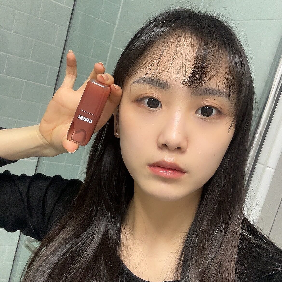 #협찬 블랙루즈 글로우 뽀끼틴트
출시하자마자 일본, 베트남, 유럽 등 품절이 된 블랙루즈 글로우 뽀끼틴트! 저는 가을 뮤트인데 가을뮤트인척하고 아닌 제품들이 많아서 사놓고 못쓴 경우가 많은데 글로우뽀끼틴트들은 진짜 가을뮤트를 저격한 제품들이 있어 너무 만족스러웠어요! 부담스러운 기름광이 아닌 적당히 자연스러운 수분광이어서 아주 만족스러웠답니다 🥰 가을뮤트색 뿐만 아니라 다양한 색들이 있으니 가벼운 사용감인 글로우 제품 찾으시면 완전 강추해요!

#블랙루즈 #뽀끼틴트 #인생컬러 #글로우틴트 #롱글로우 #에어리윤광 #신상틴트 #퍼스널컬러 #웜톤 #쿨톤 #인생내컬 #립추천 #틴트추천 #웜톤추천 #쿨톤추천 #꿀템