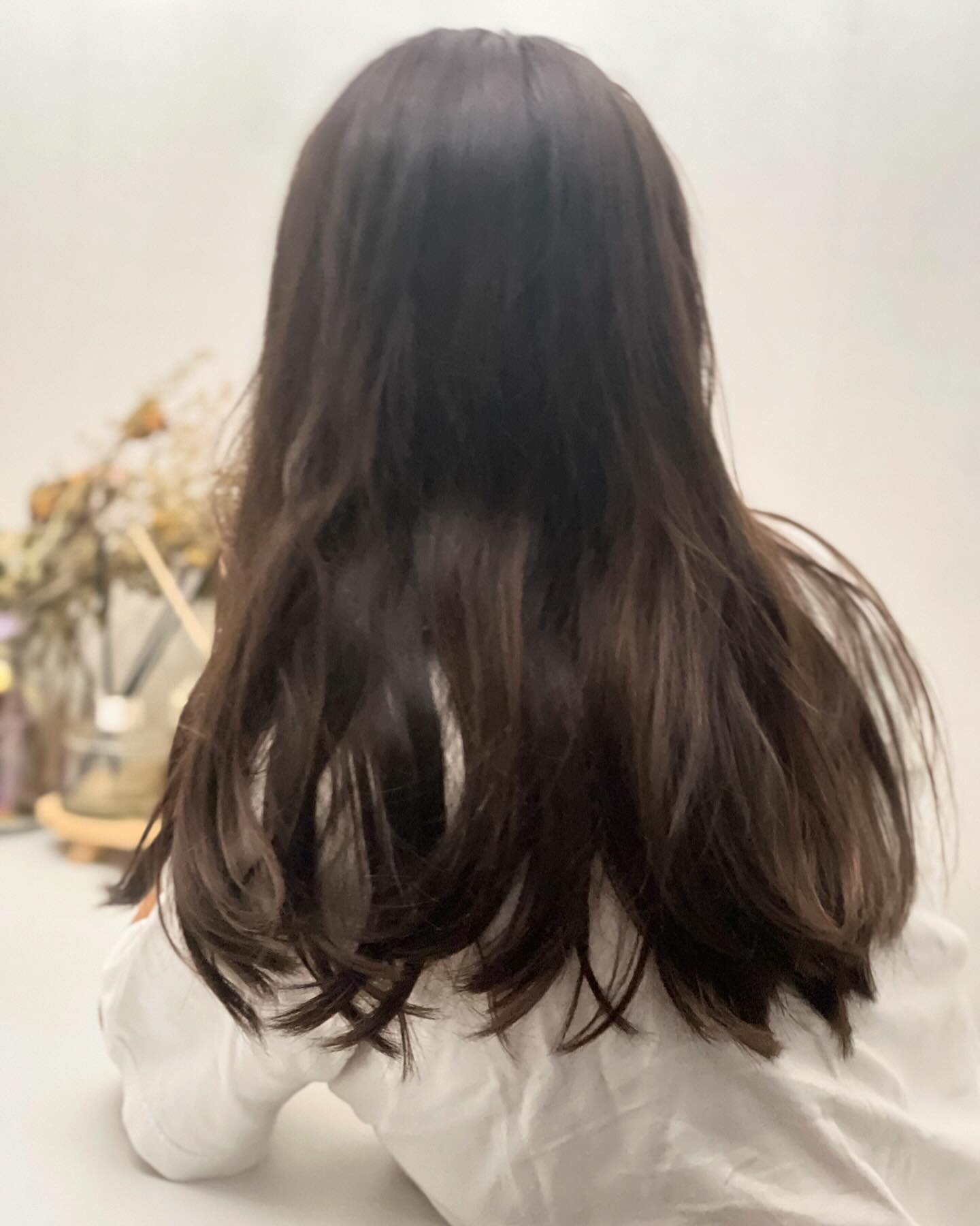 #협찬 

오랜만에 외출! 

그동안 일하느라 애들 챙기느라 바빠서 
머리스타일 한번 제대로 바꾸지 못하고 
탈색모를 그대로 들고 살았는데 
이쁘게 숱도 치고 김포염색잘하는곳 에서 
깔끔하게 정리해 보았어요 

전에는 의도치않게 투톤되어 있던 머리였는데
요즘은 열씨미 가벼워진 머리카락 휘날리면서
다니고 있답니다 

사실 강원도서 이쁘게 사진 찍어 
올리고 싶었는데 전 날씨요정이 아닌가봐요ㅜㅜ 
서울 컴백하자마자 비가 또 쏟아집니다... 

#김포풍무동미용실 잘한다고 소문난 #코코헤어
덕분에 더 깔끔지게 변신하고 나니까 다들 잘했다고 
확실히 톤을 맞추고 나니까 더 세련되 보이고
깔끔해 보이는 마법이 이루어 지는 거 같네요 

염색 뿐만 아니라 펌 컷트도 정말 잘하는 김포미용실 
찾는 분들이라면 권해드리고 싶은 코코원장님 
정말 감사합니다 

#코코헤어 #풍무동미용실 #김포미용실 #김포염색잘하는곳
#김포염색 #김포펌잘하는곳 #김포풍무동헤어샵 #김포헤어샵