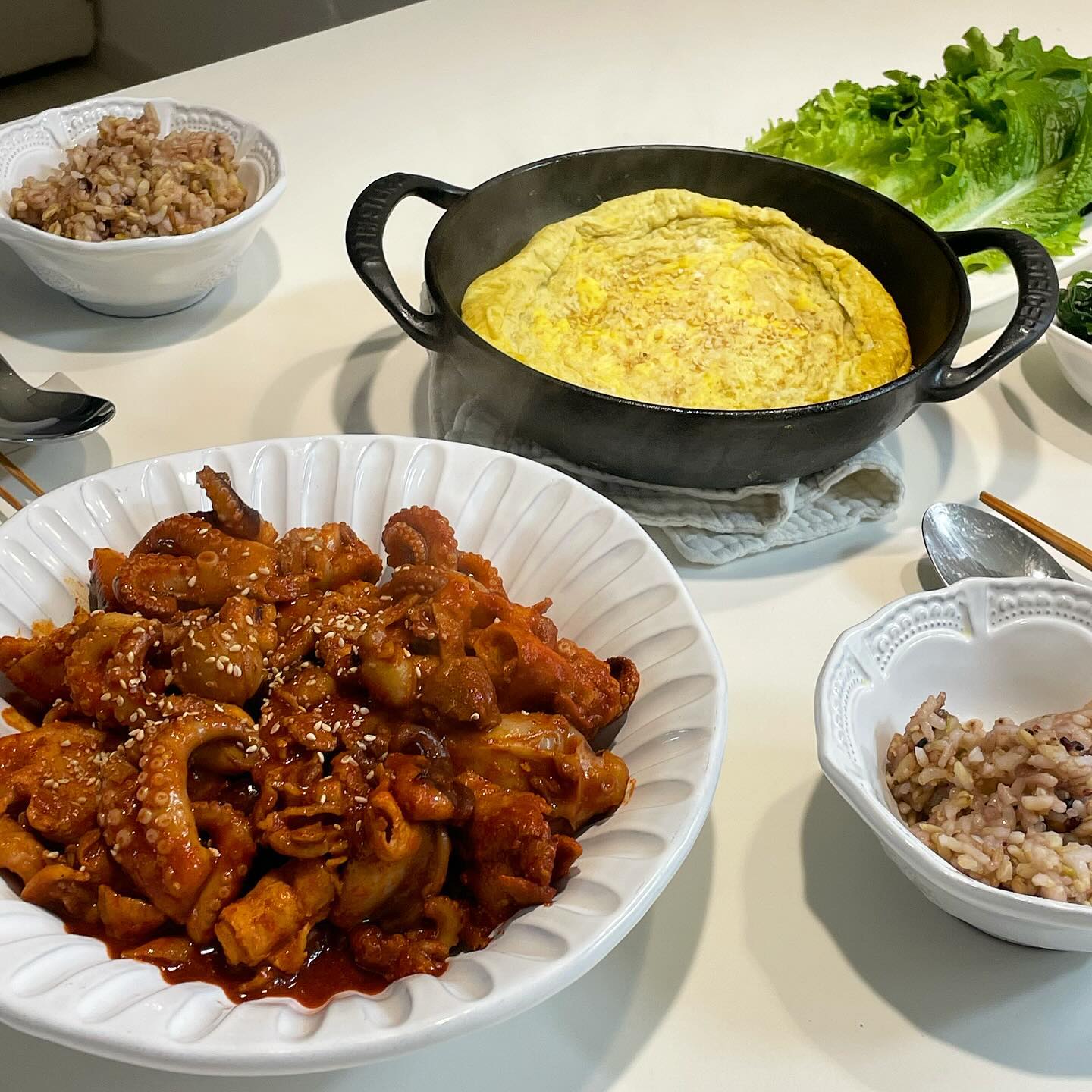 덕구네 저녁 🐥 오늘의 저녁은 #대패쭈꾸미 와 #계란찜 👍 쭈꾸미는 돌고 돌아 다시 #하남쭈꾸미 로 왔어요 😉 핫딜 뜰 때 쟁여두고 대패삼겹살과 함께 먹으면 꿀맛! ✨👍 오랜만에 계란찜은 간 맞추기 실패로 너무너무 짰어요.. 😮‍💨 계란찜은 날계란일 때 간을 볼 수도 없고 너무 어려워요.. 😭🫠