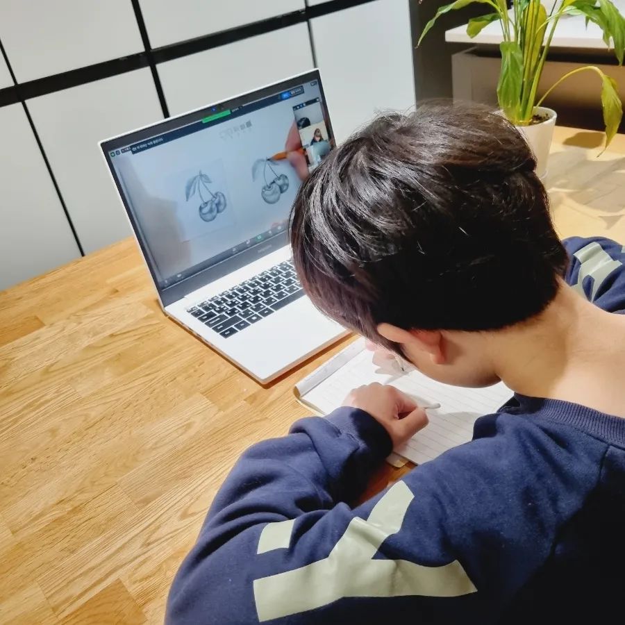 #광고
방학이라 아이가 알차게 보낼 수 있는 게
뭐가 있을까 알아보다 영어로 모든 교과목부터 게임까지
배울 수 있는 교육 플랫폼 아웃스쿨을 알게 됐는데요.

미국, 영국, 캐나다 전/현직 교사들의
수업이다 보니 만족도가 높아서 
학부모들이 혼자만 알고 싶어 한다고 하더라고요!

 로블록스, 마인크래프트, 댄스, 노래, 그림 그리기, 요리 등
10만 개 이상의 다양한 주제의 수업이 있는데
7일 24시간 중 아이에게 맞게 선택해서 들을 수 있다 보니
아이가 흥미로워하고 재밌어하는 거 있죠.

다음 수업은 또 언제냐며 아이가
기다리기까지 ㅎㅎ
아이들의 호기심을 120% 충족하다 보니 만족스럽더라고요.

그뿐만아니라 아이 스스로 영어 필요성도 느낄 수가 있더라고요.

팔로워 하면 아웃스쿨 무료 체험을 위한 특별 $20불 할인 코드를 제공하는데요!

KREUNMIZI20 해당 코드를 통해 가입하시면 가입 즉시 $20불 추가 크레딧을 받을 수 있으니까 체험 한번 해보세요~

#아웃스쿨 #Outschool #어린이화상영어 #겨울방학영어공부#초등영어공부꿀팁 #미국화상영어 #초등화상영어 #겨울방학방학보내기 #화상영어 #영어공부
