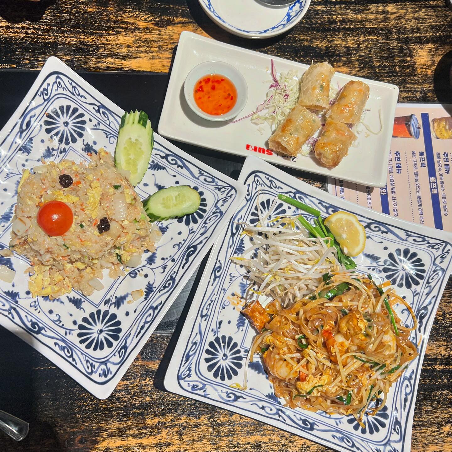 📍용산아이파크몰 - 콘타이
태국음식점인데, 팟타이가 너무 먹고싶어서 왔어요 ! 
커플세트 주문해서 ✔️팟타이 ✔️게살볶음밥 ✔️뽀비아
그리고 자몽에이드도 함께 먹었어요 ! 
달달한 팟타이 먹고싶었는데 좀 아쉬운 맛이고
게살볶음밥은 게살도 많고 간도 딱 적당하니 좋았습니다 :)
무난하게 먹은 점심이었어요 !