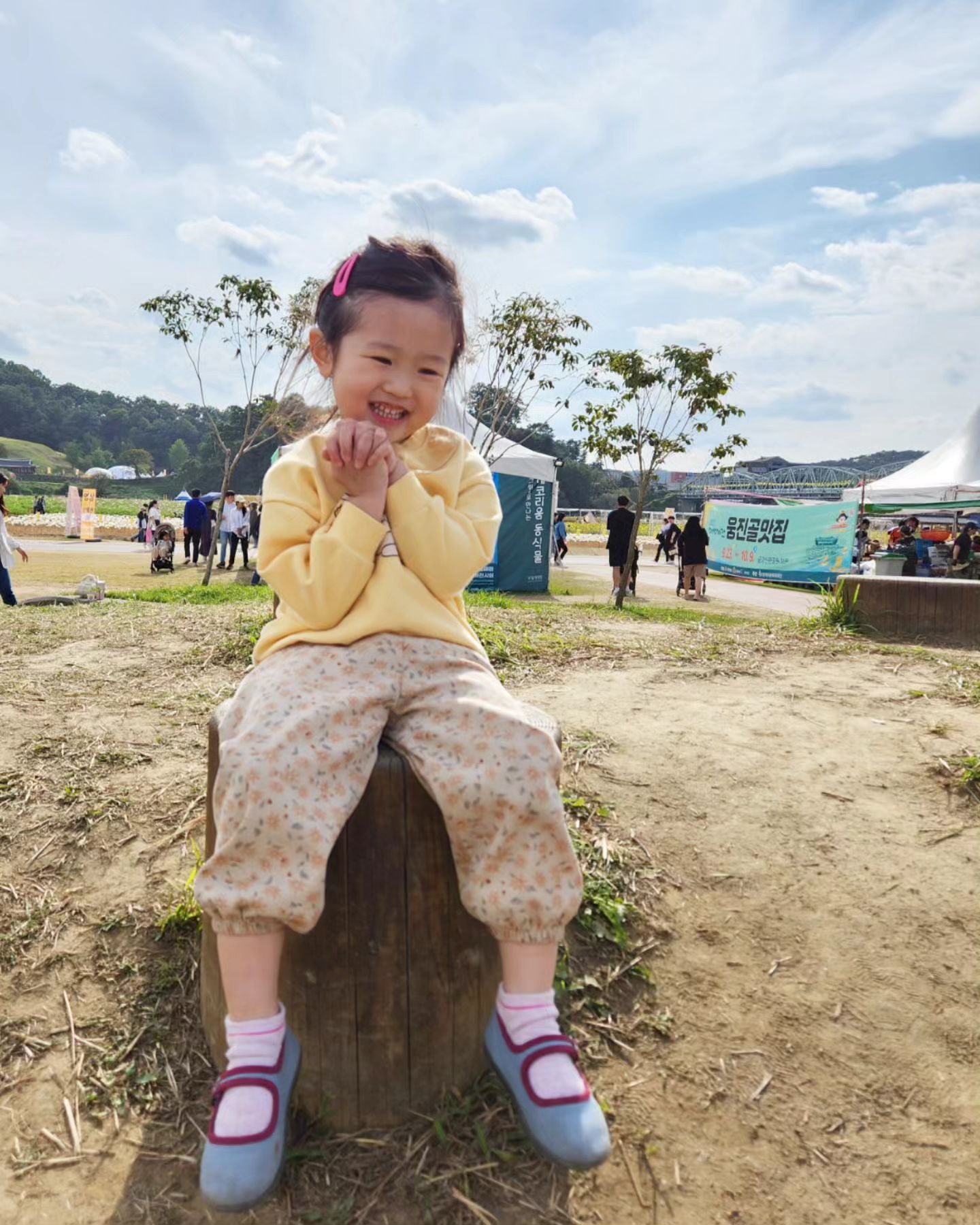 #4세시윤

어제 너무 컨디션좋고 너무 행복했던 시윤이🥰
물고기잡는 것도, 놀이터에서도 너무 재밌다는 얘길 수십 번은 한 듯;; 내딸이 이렇게 에너지 넘치고 끈기있는 성격인지 미처 몰랐네~ 고마운데 그와 별개로 내 허리와 무릎은...(또르르😭)

여기(공주)가 예전엔 백제라는 나라의 땅이었다는 것 하나만 확실히 인식시켜주는 것으로 나들이 마무리😁

#대백제전 #공주금강신관공원 #육아 #축제는힘들다 #소원지에빨리스티커모아서장난감사게해달라고적은애