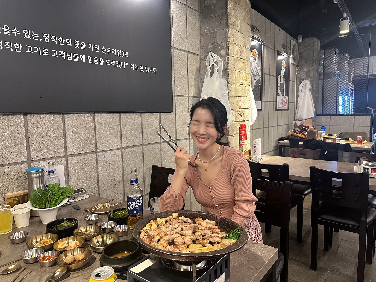.
가을 입맛이 이렇게 무서운 거더라고요.
오늘은 쌍촌동 먹자골목에 위치한 육쁘다 숯불구이 쌍촌점에
다녀왔어요.
#육쁘다 🐷
고기육(肉)+미쁘다(믿을 수 있는, 정직한의 뜻을 가진 순우리말)의
합성어로 “정직한 고기로 믿음을 드리겠다”라는 뜻이라고 해요.
.
육쁘다의 특별한 숙성법으로 숙성시킨 고기를 다 초벌해
내어 주시니까 고기냄새도 안배이고 가족들와 이야기 나누며
식사할 수 있어 너무 편하고 좋았어요.
.
계란찜이랑 된장찌개가 포함된 정갈한 기본찬도 다 맛있고,
숙성 삼겹살이라 그런지 야들야들 부드럽....🙊
.
333이벤트.. 맥주 못 참지!! 고기 쌈+맥쥬까지 야무지게 먹고왔네요.
.
#협찬 #상무지구고기 #삼겹살맛집 #쌍촌동삼겹살맛집 #서구삼겹살 #고기맛집 #육쁘다쌍촌점