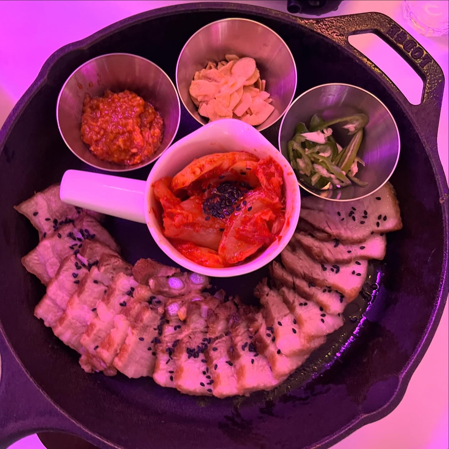 노원역에 새로생긴 술집 “가야” 다녀왔어요💕

밖에서 보니 보라빛 조명이 한가득💜영롱함에
이끌려 들어가보니 핫플맞네요! 조명이 넘 이뿌

대표메뉴인 철판수육은 선택아닌 필수!겉바속촉
통삼겹과 매콤새콤김치에 청양고추 올려먹으니
알콜칠하기 전에 내 소중한 위 채워주기에 딱임

불닭게티는 내최애👍🏻허겁지겁 다 먹어부렸지
모에요!! 중간에 있는 대패랑 싸먹으면 탄단지 
보충 지대루~~

후식으로 초코초코 빙수까지,,,3차까지 있을 수
있는거 ㅇㅈ?🍨🍨🍨노원역에서 분위기 좋
고 시끌벅적한 술집 찾으면 가야 가야지!!!

#노원역 #노원술집 #가야 #gaya #노원핫플 #노원 #서울맛집 #노원맛집