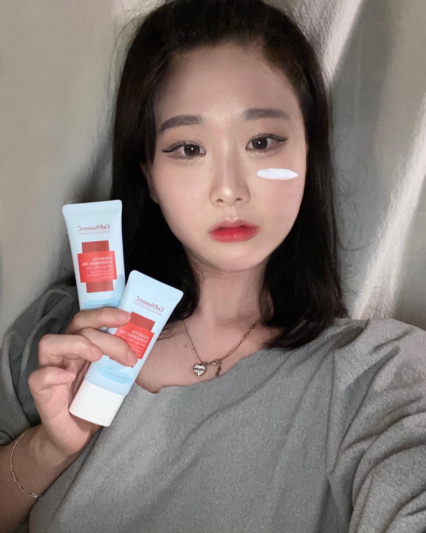 #협찬
평소 너무 좋아하는 타입의 제품이라 개인적으로도 3통째 쓰고 있는 최애 선크림 브랜드 셀퓨전시에서 선물을 보내주셨어요🫶 평소 답답한 거 + 백탁 너무 싫어하는데 취향에 딱 맞는 촉촉한 마무리감의 선크림이라 데일리로 하염없이 사용하고 있는 제품이에요 수분감이 끈적이지 않아 여름에도 쓰기 좋고 자외선은 계절과는 상관없이 항상 신경 써 줘야 하는데 촉촉한 로션 질감이라 기초 바르며 언제든 쓱 바르기 딱 좋아요 올리브 영에서 8월 한 달 동안 프로모션 진행 중이라 하니 저는 더 쟁이러 떠납니다.🫡🫡