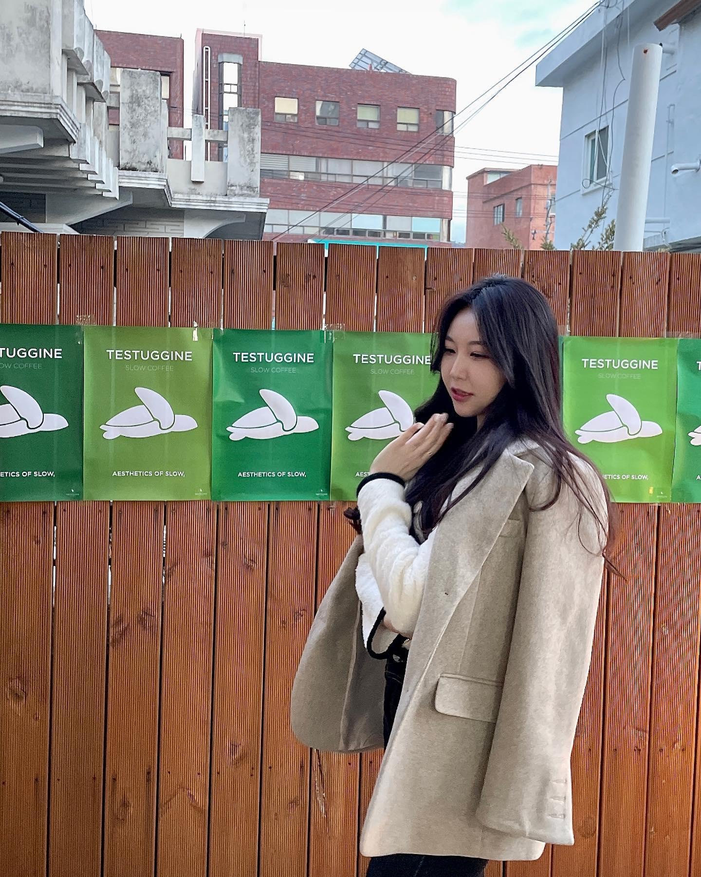 ˙𐃷˙
부산대 #핫플카페 #테스투치네 
추워도 입구 사진은 꼭 찍고 가야쥬 🙊
