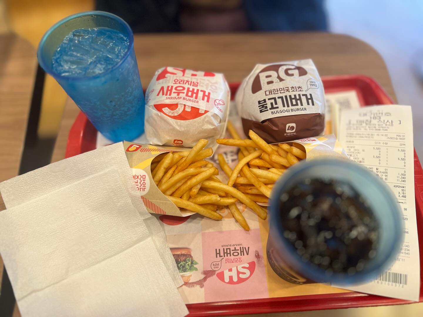 #엄마랑데이트👩‍❤️‍👩 #운동나옴🏃‍♀️ #점심메뉴🍴 #롯데리아새우버거🦐🍔🥤 #불고기버거세트🍔🍟🥤