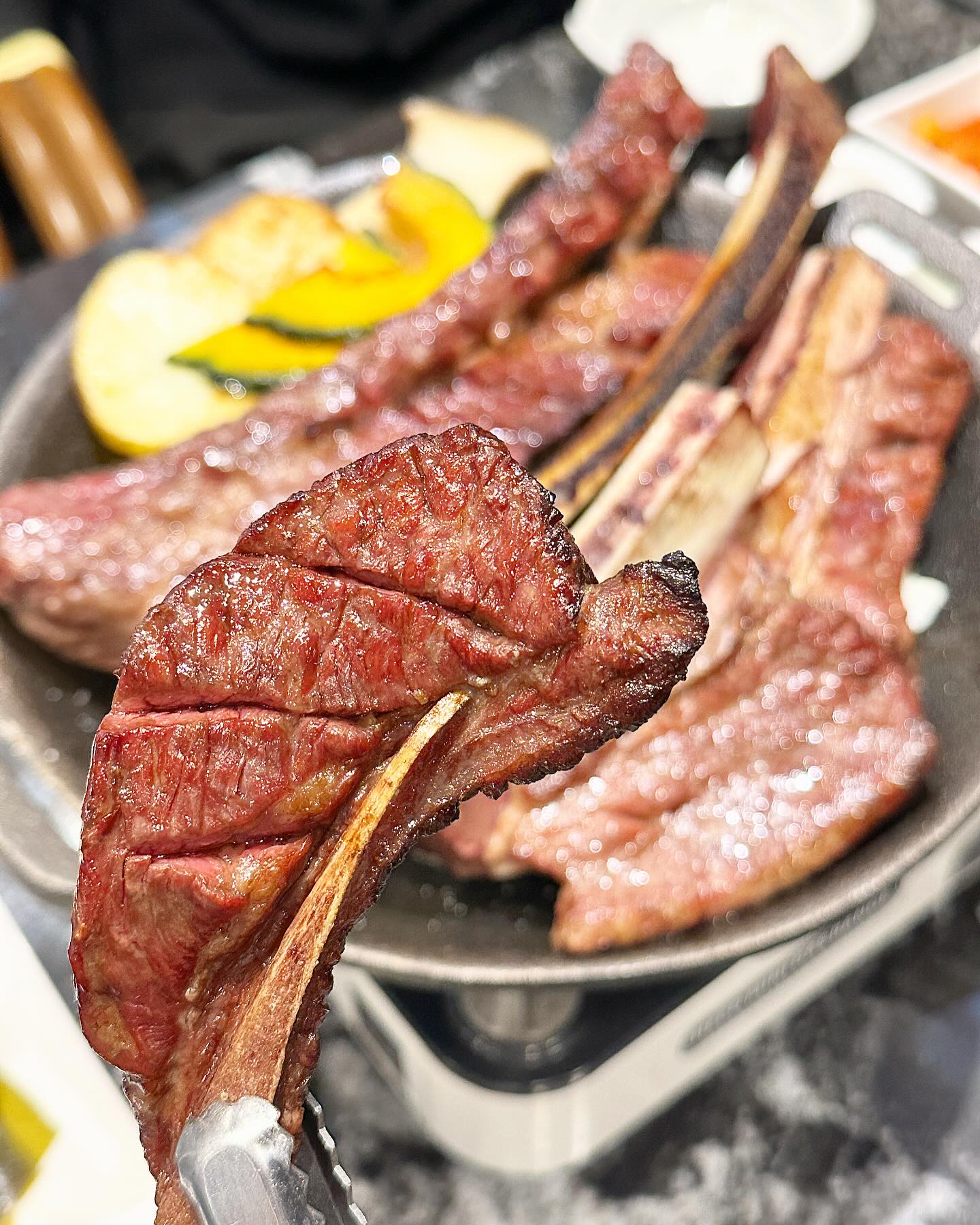 #협찬

오늘의 픽 메뉴🍴
짚불 생 우대갈비 1인분 32,000원
비빔국수 7,000원

입맛 돋우는 샐러드부터 깔끔한 밑반찬과 소스까지
기본 상 차림부터 퀄리티👍🏻👍🏻

짚불에 훈연하고 참숯에 구워내
2단계의 초벌을 거쳐 제공되는 고기라
테이블에서 깔끔하고 여유롭게 먹을 수 있었어요

노릇노릇 잘 구워져 뼈랑 분리도 잘 되었고
같이 나온 가니쉬까지 찰떡궁합
겉바속촉해서 육즙 가득했고 참숯에 구운 후
솥뚜껑에 또 구워서 그런지 기름이 빠져 담백함까지👏🏻👏🏻👏🏻

주소
👉🏻 동작구 상도로61가길 2 1층 

연락처
👉🏻 02-6085-0506

영업시간
👉🏻 매일 10:00 ~ 22:30

#숭실대입구역맛집 #숭실대입구고기집 #숭실대고기집 #고기그램 #고기사랑 #먹그램 #디너의여왕 #우대갈비 #맛집투어 #발렌타인 #먹팔 #맛팔