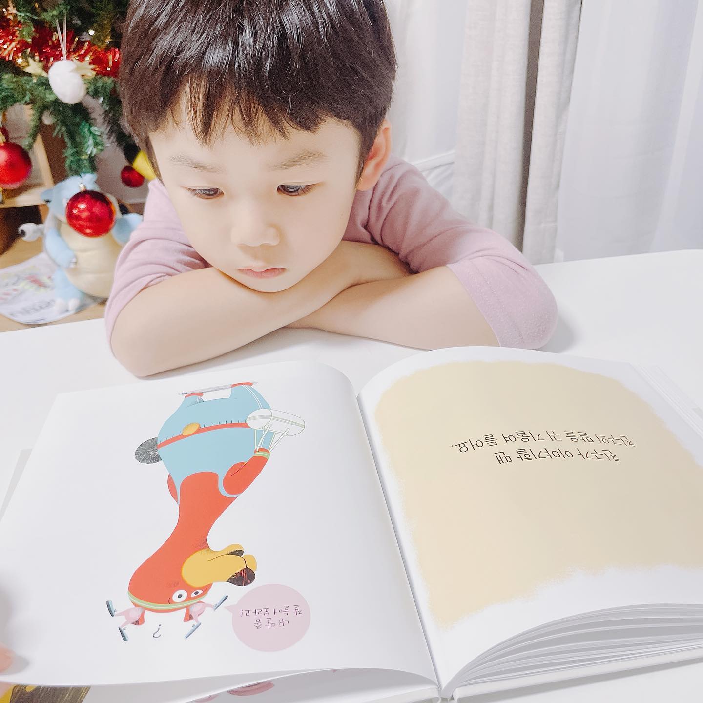 #무상제공 이지만 진심담은 직접 읽고 쓴 서평입니다. 

유아예절교육에 필요한 인성동화
오늘은 한울림어린이 
[예절이 필요해!]
책을 읽어보았어요 

안그래도 평상시 보꾸에게
기본 생활 습관을 잡아주기 위해서 
예절에 관련된 이야기를 많이 하는 편인데
이 인성동화에서는 재미난 동물 친구들이
다양한 상황을 보여주며 알려주니까
보꾸도 흥미를 보이고 참 재밌어 하더라고요 

유아 아이들이 세상을 살아가며 꼭 알아야 할 생활습관 사전!
3~7세 아이들과 함께 
읽으면 너무 좋을 것 같아요~ 
보꾸랑 함께 이때는 어떻게 해동하면 좋을까? 하며 
독후활동까지 너무 즐겁게 완료!!
앞으로 보꾸랑 생활습관에 대해 이야기 할 일이 있으면
요 책 한번씩 펼쳐보며 이야기를 나눠보려구요~
.
.
.
#한울림 #예절 #유아예절교육 #유아생활동화 #인성그림책 #인성교육 #사회성발달 #그림책추천 #창작그림책 #유아그림책 #한울림어린이 #한울림스페셜 #보꾸 #책육아