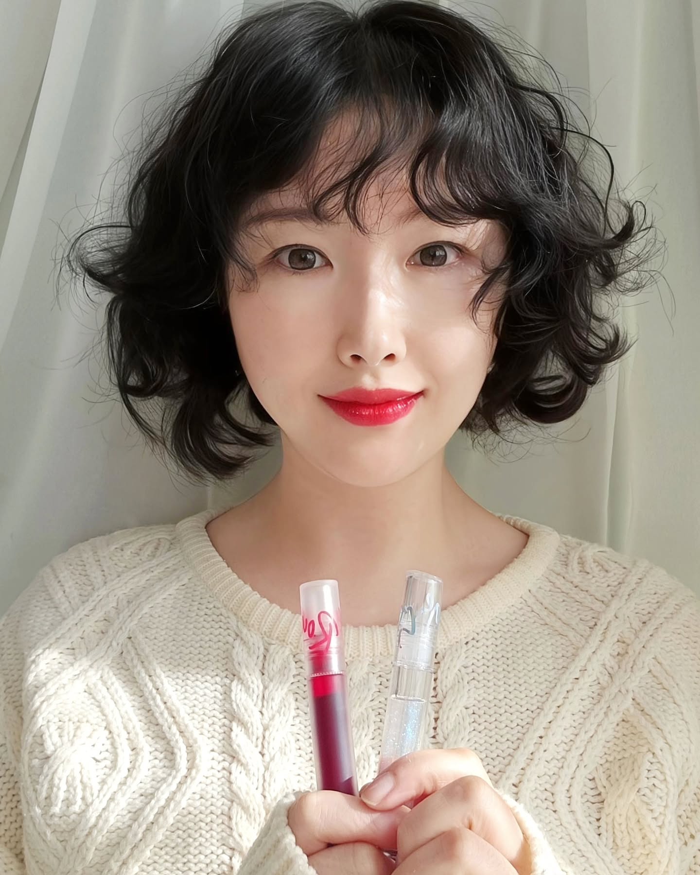 #협찬 maxclinic

얼굴에 비해 작고 얇아 비루하기 짝이 없는 
입술을 위해 생얼 자신감을 찾아주는
맥스클리닉 립타투팩을 사용해 봤어요.💋

👉맥스클리닉 립타투팩 순한맛 클래식레드 & 플럼베리
두 컬러 중 클래식레드로 픽!!💕

✔️입술 라인을 따라 클래식레드 발라줍니다
약 10분 후에 떼어주면 입술에 착색이 되는데요.
✔️떼어낼 때 깔끔하게 잘 벗겨지고요.
✔️엉성하게 발랐는데도 진짜 내 입술색처럼
자연스럽게 예쁜 입술이 완성되어
입술 콤플렉스 있는 저에게 넘나 좋은 것!!

✔️무려 72시간이나 지속된데요.
✔️테스트 해봤더니 묻어남도 없고 
✔️입술이 플럼핑 되어 도톰해 보이기까지👍💕

여기에 립오일로 마무리해 주면 
반짝반짝 생기 있고 매력적인 붉은
물먹립, 탕후루립으로 연출해 줘서 
다른 색조 메이크업이 필요 없답니다.💋

저는 입술 색이 연해서 여러 번 덧발라
진한 립타투를 완성했는데요
자연스러운 립을 연출하고 싶다면
연하게 한 번만 발라주세요.🙏

📢72시간 유지되는 립타투에 립오일까지 얹어주면 
탕후루립 완성되는 맥스클리닉 립타투팩 
구매는 요기서👇
https://bit.ly/4efo4s7

#맥스클리닉 #립타투팩 #립타투
#립타투추천 #플럼핑립 #립오일
#탕후루립 #물먹립 #겨울철최애템
#건조한입술 #틴트추천
#입술볼륨 #립글로스 #립틴트