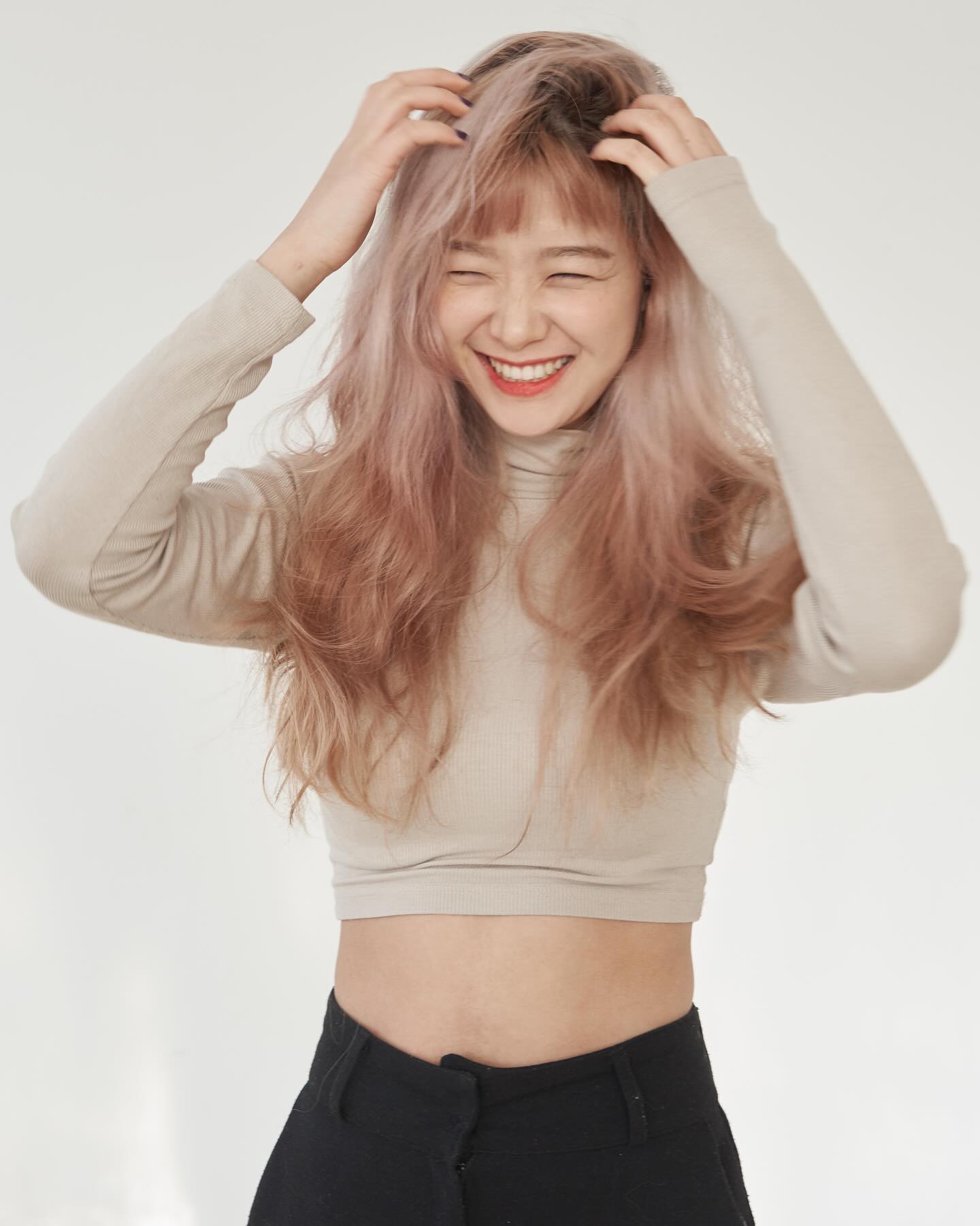 2018. 01. 01
살다 보면 자신의 삶이 한 편의 영화는 아닌지 의심하게 되는 순간이 있다. 하필이면 그 시간, 그 장소에, 그런 음악에, 그런 기분에, 그런 사람과 그런 세계가 물밀듯 들이닥칠 때. 단순히 몇 가지 일이 잘 맞아떨어졌다, 라는 정도를 넘어서, 결국 이렇게 될 수밖에 없었던 것 같은••••. 마치 내게 주어진 시간이라는 것이 셀 수도 없이 많은 우연의 연속이 아니라, 그저 단 하나의 사건과 이야기를 완성하게끔 치밀하게 설계된 필연처럼 느껴지는,