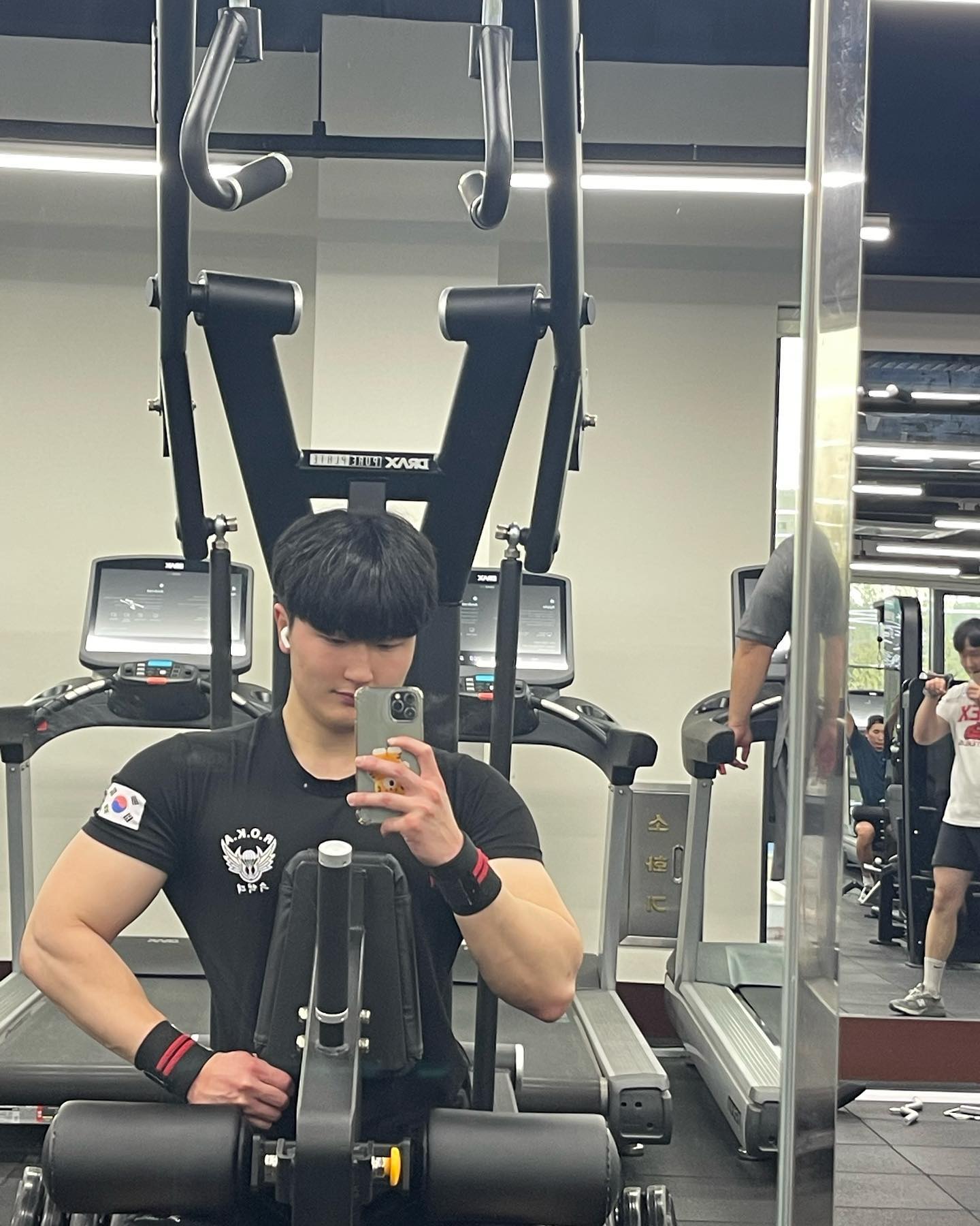 2023.4.18 운동기록📝

🔥가슴 운동🔥

✅벤치프레스 55kg 15회 2set 
  60kg 15회 1set
  65kg 15회 1set
✅인클라인 벤치프레스 45kg 15회 2set 
  50kg 15회 2set 
✅머신 체스트 플라이 55lbs 15회 5set

🔥등 운동🔥

✅맨몸 풀업  12회 5set
✅원암 시티드 로우 50kg 15회 1set
  55kg 15회 2set
  57.5kg 15회 2set
✅하이 로우  45kg 15회 2set
  50kg 15회 2set
✅암 풀다운  40kg 12회 3set

⏰휴식시간 : 1분40초

헬요일 운동 완료🔥
오늘은 조끔 늦은 운동기록이네요😆 요즘 시험기간이라 바빠서 늦게 올리는데 봐주실거죠~?😁😁
오늘은 가슴이랑 등운동을 했습니다! 저번주랑 다르게 오늘은 점심든든히 먹고 4시쯤 갔어요🤗
확실히 점심시간보다 집중도 잘되고 운동도 잘되는 느낌이 없지 않아 있는 것 같아요😊😊
내일은 시험보고 점심쯤에 여유롭게 운동 할 예정입니다 ㅎㅎ
.
헬요일에도 운동으로 이겨내신 인친님들 고생하셨구 득근하세요💪💪
