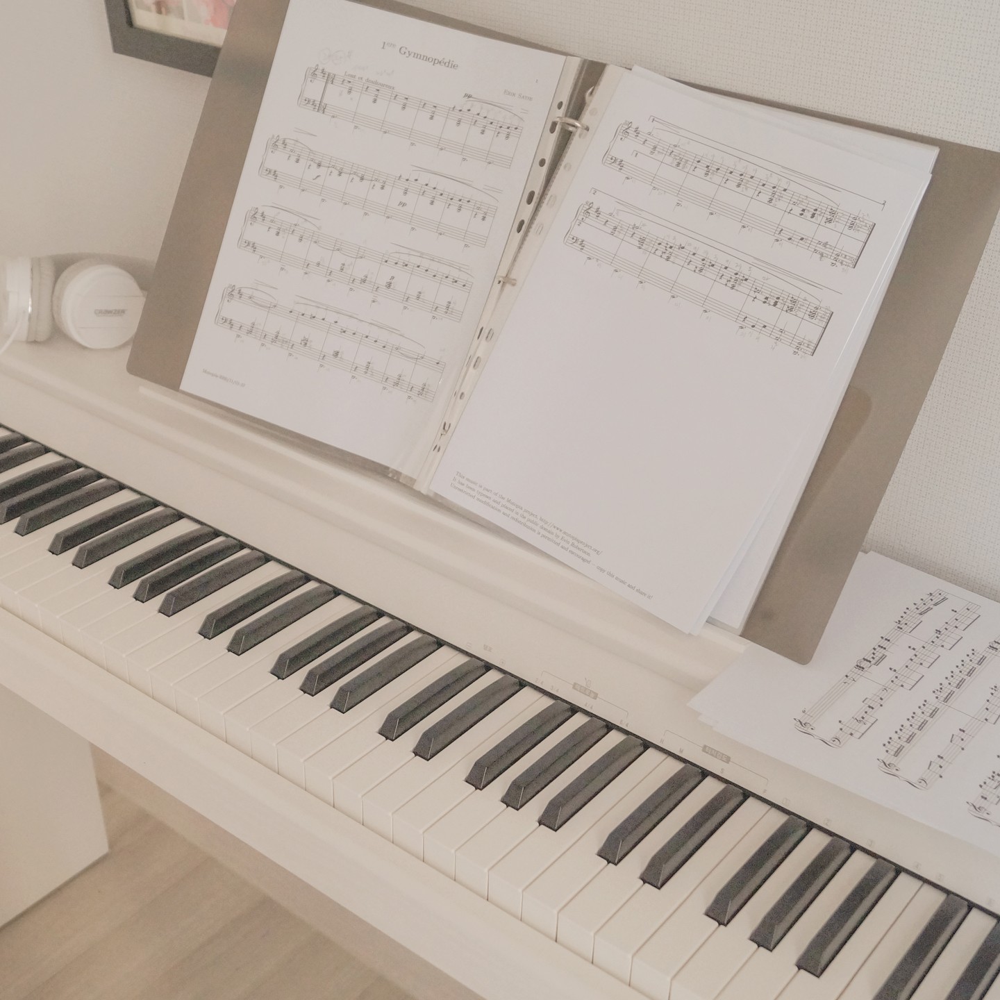 #요즘취미 
피아노🎹

짐노페디 1장
쉬운것같지만 너무나 어려운,
그래도 꼭한번은 직접
완벽하게 쳐보고 싶었던 곡이에요

작곡가 에릭사티가 1888년에 작곡했고
느리고 비통하게 연주해야한다는 말에
꽂혀버렸답니다.

듣다보면 사색에 잠기는 정말 좋은 곡이죠

치다보면 꼭 막히는 구간이 있는데
한계에 다다르더라도
그냥 계속 하다보면 익숙해지고
익숙해지면 편해지고
편해지면 잘하게 되더라구요

새로운 악보를 마주쳐도 
가만히 뜯어보고
천천히 따라가 보고
리듬을 즐기고

성과도 이렇게,
처음엔 막막하고 어렵지만
그냥 미친듯이 하다보면
언젠간 최고의 경지에
오를수 있는 날도 오겠죠..?

#요즘생각이많다 #gymnopedie