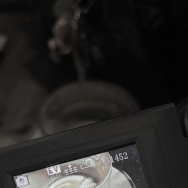 임채 on Instagram: "#광고 [샤론6] 레트로 미니캠코더 📷 디자인부터 사진까지 레트로 무드를 느낄 수 있는 미니 캠코더🖤 Y2K 느낌의 빈티지한 디자인과 한손에 들어오는 사이즈에 조작도 쉽