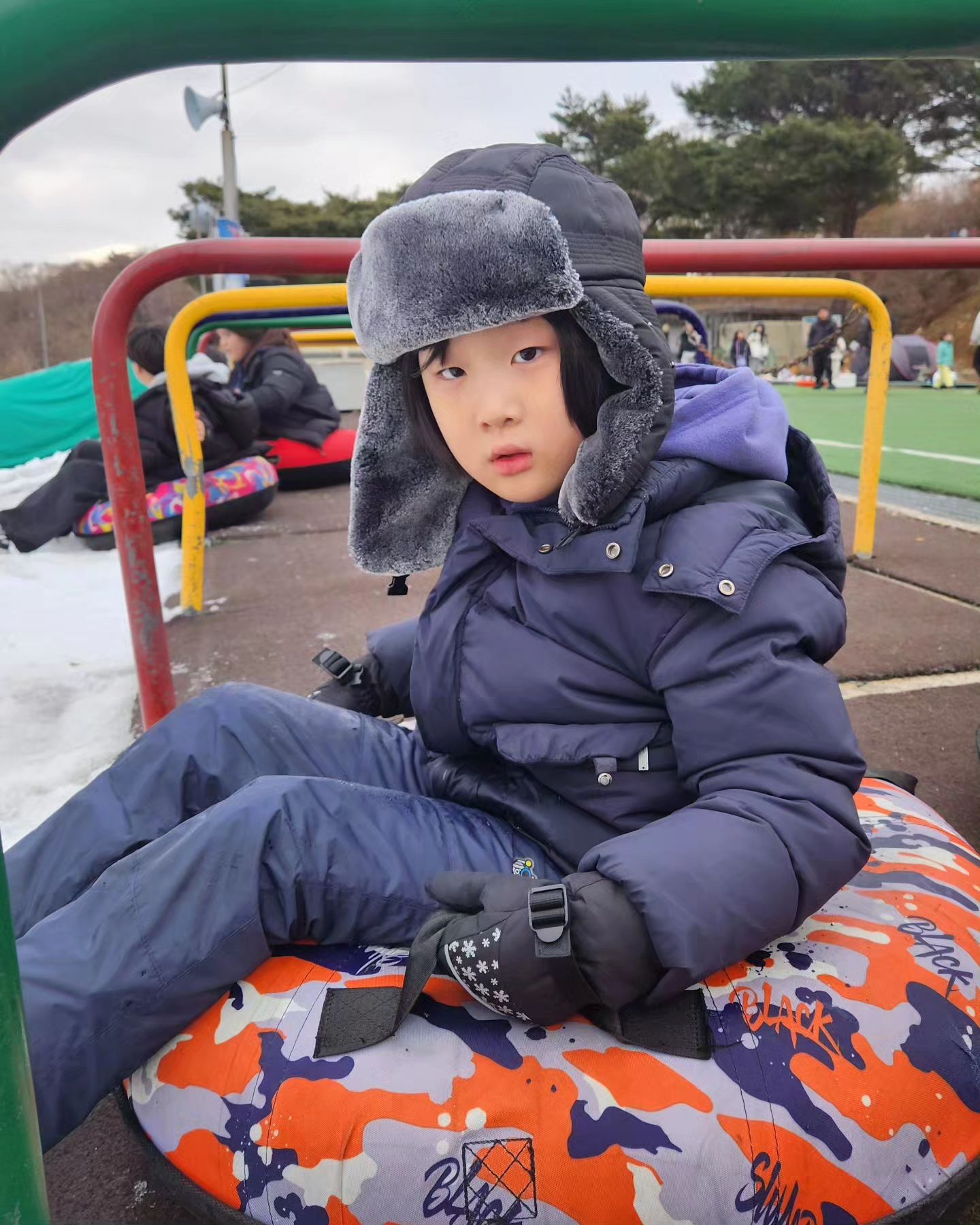 #언양자수정눈썰매장❄️

👨‍👦✨ "우리 작은 영웅과의 특별한 날 🛷 #아빠와아들

호성이와 #언양자수정눈썰매장 에서 정말 즐거운 시간을 보냈어요! 🏔️ 
얼마전에 비가 와서 썰매장 상태가 완벽하지는 않았지만, 우리 기분을 꺾지는 못했죠. ❄️🌨️

눈이 많지 않았지만 최선을 다해 즐겼어요! 눈사람도 만들고 ⛄, 눈으로 두꺼비집도 만들었어요 🐸, 서로서로 더 많이 웃었답니다! 
이런 순간들이 평생 기억될 거에요. 🤗💙

다음번에는 우리호성이가... 
스케이트장은 어때? 🤔⛸️ 
이렇게 애기했는데
솔직히 말하자면, 눈 위에서보다 얼음 위에서 자신이 없다.ㅋㅋ! 😅 어쩌지..ㅋㅋ

그래도 노력해볼께!ㅋ 💕 

#소중한추억 #아빠의삶
#다음을기약하며
#아들그램 #아들인스타그램
#울산육아
#육아파파 #육아하는아빠