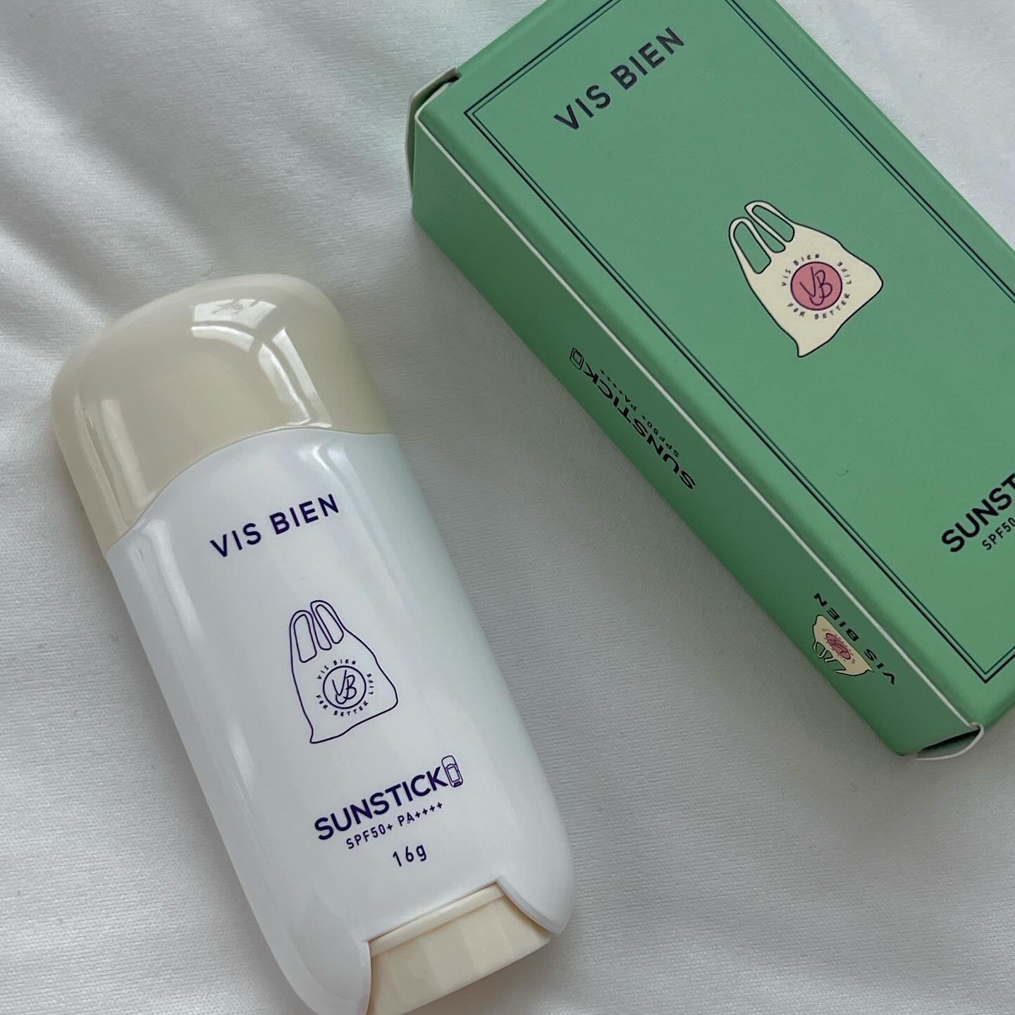 선크림 유목민들에게 추천드리는 비스비엔 선스틱💚

10가지의 천연성분에서 얻은 자연유래 성분으로 만들어진 선스틱으로 피부자극 없이 순하게 사용할 수 있어요
 백탁이 없어서 여러번 덧칠해도 깔끔하고
끈적임 없는 보송한 마무리감이 최고👍🏻

스틱 타입으로 손에 묻지않아 위생적으로 사용가능한데다가
작은 사이즈로 휴대성도 좋아서 외출 및 여행다닐때 들고다니기 GOOD!!
 자외선으로 자극받은 피부를 진정 성분과 건강케어 성분으로 탄탄하게 케어할 수 있어요

👉🏻 이런 분들에게 추천🫰🏻
* 손에 묻지 않고 끈적임 없는 선크림 찾는 분
* 수시로 바르는 선크림, 휴대하기 좋은 선크림 찾는 분
* 순한 성분의 선크림을 찾는 분

365일내내 선크림을 발라서 여행시에도 필수인데,
외출시 휴대하기 좋아서 미니백에도 잘 들어가고
보송한 마무리감에 화장도 밀리지 않아서 너무 좋았어요🧏🏻‍♀️🫶🏻