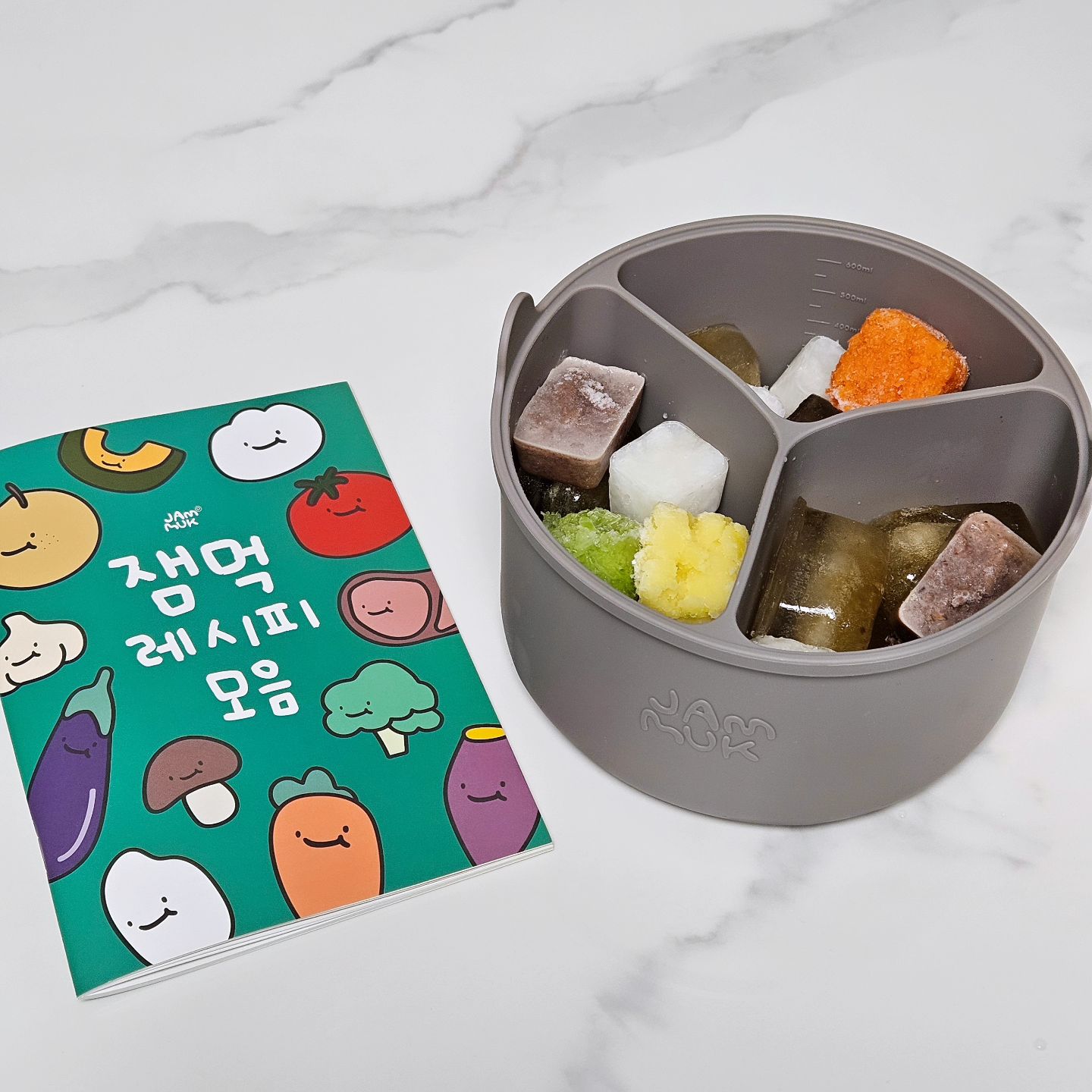 #협찬 #베라쇼 #잼먹

밥솥칸막이로 죽이유식 도전~.ᐟ

채이는 토핑이유식을 하다가
엄마표 이유식을 점점 거부하기 시작해서
중기부터 시판이유식을 여러 브랜드로 먹여보는 중인데요

이번에 잼먹 밥솥칸막이로 죽이유식을 만들어봤어요➰️

먼저 잼먹 멀티큐브에 여러야채를 큐브로 만들어두고
잼먹 전용 레시피북을 참조해서 만들어보았는데

어려울 줄 알았던 죽이유식, 아이가 안먹으면 어쩌지 걱정이 되었었는데
레시피북을 참조해서 만들어봤더니 황금레시피가 맞나봐요
채이도 잘 먹어주더라구요🥹
엄마는 채이가 잘 먹어줘서 요즘 감격중...✨️

이유식 거부하는 아가라면 ❛잼먹❜으로 죽이유식 도전해보세요 💗

+ 밥솥칸막이와 멀티뚜껑을 활용해서 감자,고구마,당근을 쪄봤는데요 .ᐟ
칸막이에 야채를 종류별로 넣고 멀티뚜껑으로 덮은 후
전자레인지에 5분 돌려주니 딱 적당히 포슬하게 잘 익은 야채들 🥔🍠🥕

야채 찌기 특히나 간편해서 엄마 다이어트간식에도, 이유식, 아이간식 만들 때 유용하게 잘 쓰일 것 같아요 💗

오늘도 잼먹하세요 :) 
Have a jammuk day-!💚

🎀 liveshopping_official  jammuk.project

#협찬 #베라쇼 #베라쇼크루 #잼먹 #잼먹밥솥칸막이 #잼먹이유식큐브 #잼먹실리콘멀티뚜껑 #잼먹전용레시피 #이유식레시피 #실리콘이유식큐브 #밥솥칸막이 #이유식큐브 #죽이유식 #아기이유식 #엄마표이유식