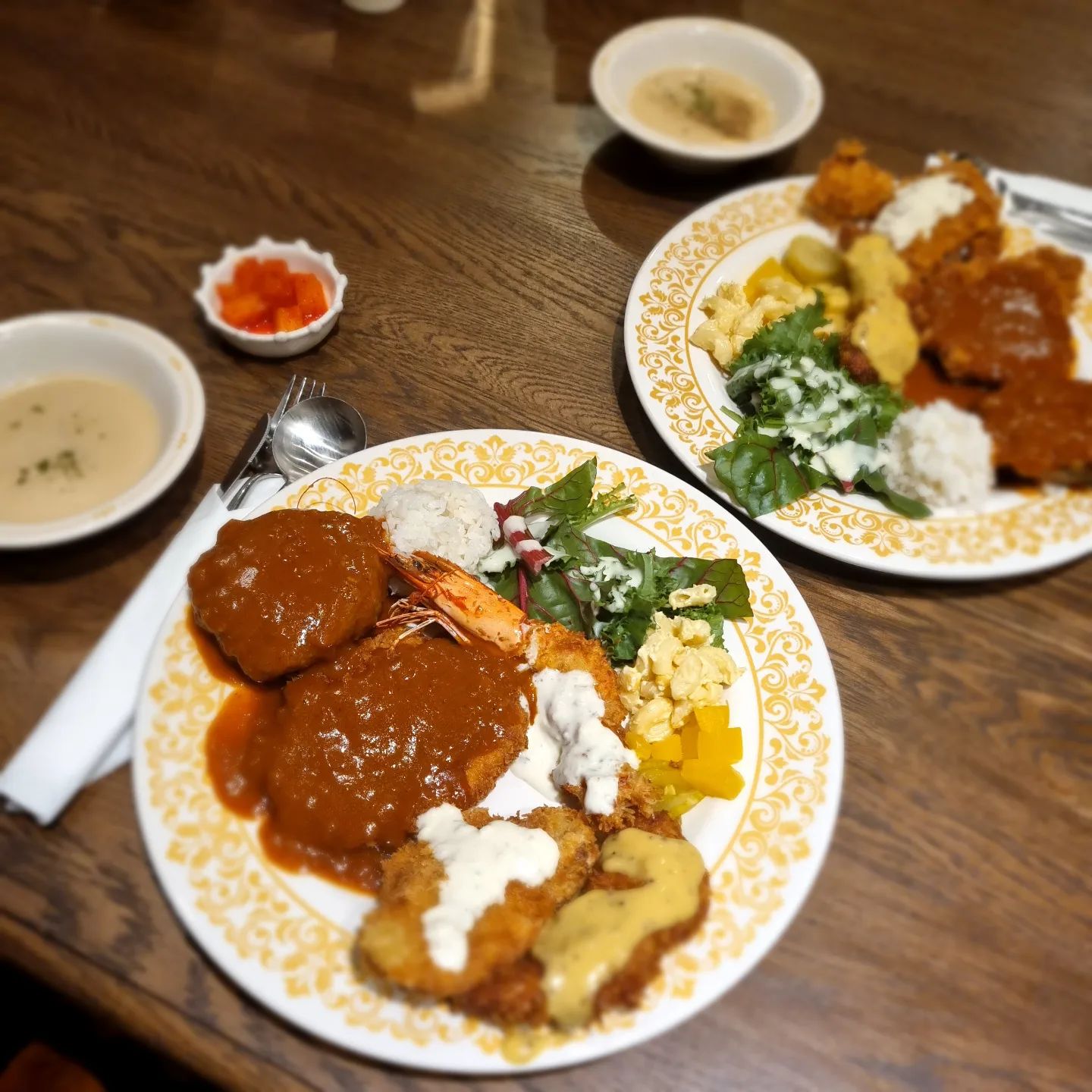 #협찬

동네 어뭉들 모임하면
요즘 1순위 모임장소! #서울경양식

 #동탄맛집 으로 벌써 소문난
이제 오픈한지 한달된
뜨끈뜨끈  #동탄돈까스맛집 ❤️

무빙 드라마보고 계속 먹고싶던
돈까스 드뎌 먹었죠!

분위기 최공 👍 
맛도 최고~~

새우까지 있는 A세트 추천해요!!

센팍 맞은편이라 주말에 벌써
줄서서먹는곳이라
저는 평일 저녁에 갔어요!

사춘기딸이랑 둘이 데이트도 하고
넘넘좋았네요♡
뭔가 맛난걸 먹여야 대화가 되는 ㅋㅋ

큰딸이랑 데이트 따로
또 하러와야겠어요!

수프도 수제로 돈까스도 소스도 모두
수제로 만드신데요^^
꼭 한번 가보세요
고소한돈까스에 맛난 옛날식 소스♡♡♡

🌈 동탄지성로 92, 센트럴프라자 1층

seoul_kyungyangsik

 #동탄맛집추천 #동탄센트럴파크맛집 #동탄가족모임 #반송동맛집 #반송동돈까스 #반송동맛집추천
#동탄돈까스
