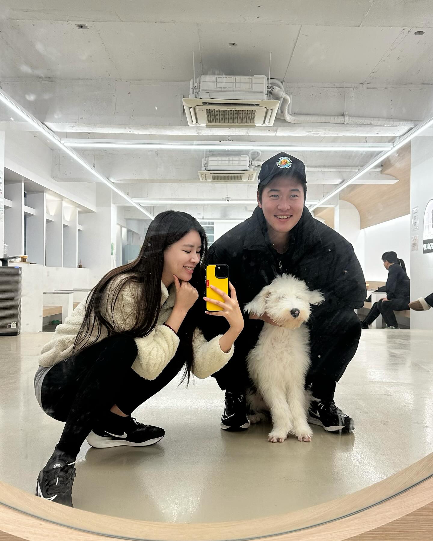 .
얼마전 대형가족들 카페놀러다녀왔어요🤭
많이 커진 우리 댕댕이
이제 4개월인데 무겁다😳
왕크니까 왕귀엽지ㅋㅋㅋ
말괄량이 박밍키 무럭무럭 크는중❣️
.
#대형가족 #대형인간 #대형견
#올드잉글리쉬쉽독 #올딩이 #박밍키
#댕댕이 #멈머 #반려견
#oldenglishsheepdog #puppy
#왕크왕귀 #강아지일상 #뭉스벨리
#애견카페 #애카