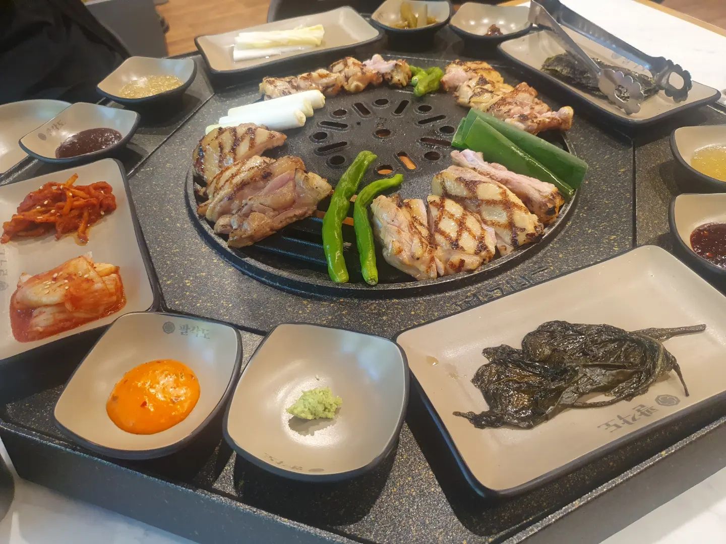 #부천역맛집#부천역핫플#팔각도 입니다❤️

인친님들🤗
정말 오랜만에 닭갈비먹구왔어요
철판보다 숯불닭갈비가 역시 맛있네요!!!
반찬종류도 다양하게 나오구 닭이야들야들한게 참 맛있었는데요

사이드메뉴로 시킨 모밀이 특히대박🙊
면이 탱탱한게 정말 맛있더라구요

직원분께서 직접 구워서 잘라주시더라구요
저녁시간이되어가니 사람들이점점 많아지더라구요
맛집으로 자리없어서 예약하고 드시더라구요ㅋㅋ
맛있는 닭갈비 잘먹었습니다😊

부천먹자골목에 바로있어서 찾기쉬워요
울 인친님들 이제 2023이 이틀남았다니 실화인가요ㅋㅋ
연말 마무리 잘하셔요🧡

#부천핫플레이스#부천데이트#부천맛집#부천닭갈비#부천닭갈비맛집#부천역닭갈비#부천회식#부천가족모임#부천역닭갈비맛집#부천닭목살#부천닭안창살#부천닭연골#팔각도부천역점