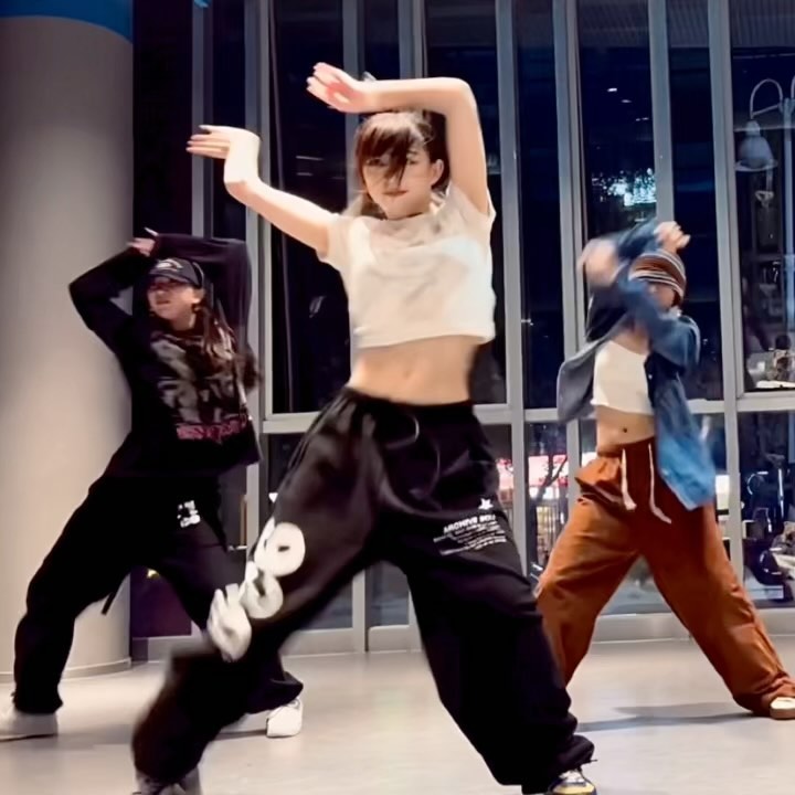 BASIC CLASS ZIP.🤍🩶🖤
1. spiceofficial - #godowndeh
2. britneyspears - #gimmemore
3. blackpinkofficial - #crazyoveryou
4. iambeckyg burnaboygram - #rotate
5. britneyspears - #gimmemore

#heyshchoreography #춤 #안무 #댄서 #dance #dancer #choreo #choreography #china #zhengzhou #中国 #郑州 #舞蹈 #fyp
