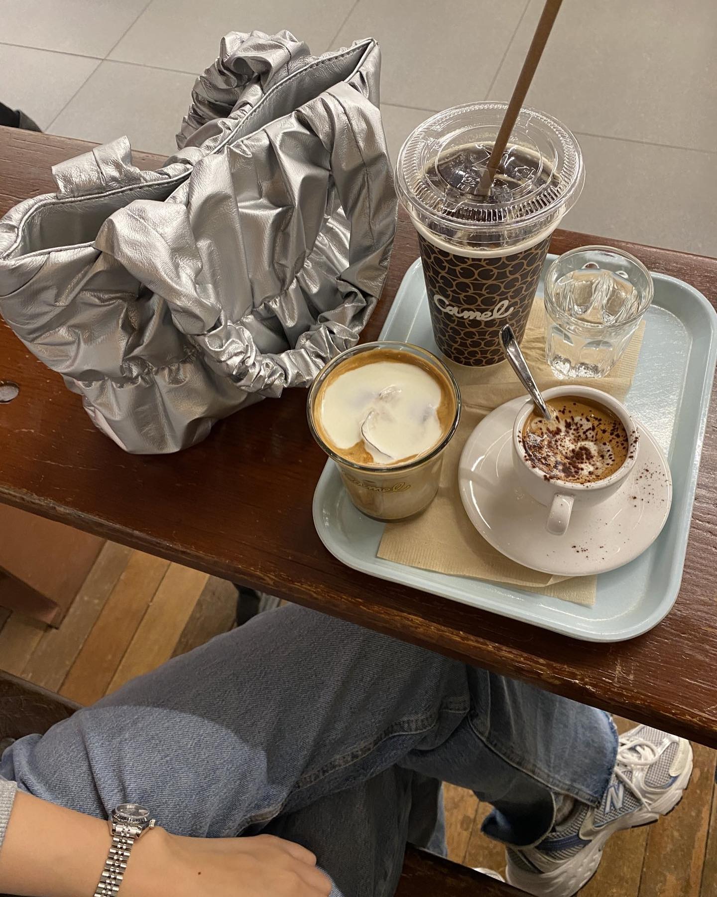 오이스터백 🖤🩶🖤🩶
 
너무 예쁘고 스페셜한 오이스터백 소개드려요 
 
메탈릭한 느낌의 유니크한 소재로 
셔링을 핸들부터 바디까지 풍부하게 잡은 디자인의
 토트백 이에요 :-)
 
안감은 페브릭으로 마감 잘 되어있고, 
지퍼포켓, 카드포켓이 있어서 실용적이에요 
히든 자석으로 오픈 클로징이 부드럽게 되요 
 
사이즈는 데일리백으로 딱 적당한 크기로 
작은 책부터 데일리 소지품 충분히 수납 용이해요 
 사이즈 : 가로 14 세로 10 폭 7 
소재 : 인조피혁 

🏷️구매는 프로필상단 에이블리 링크에서
할인쿠폰과 같이 구매 가능하세요🫶🏻