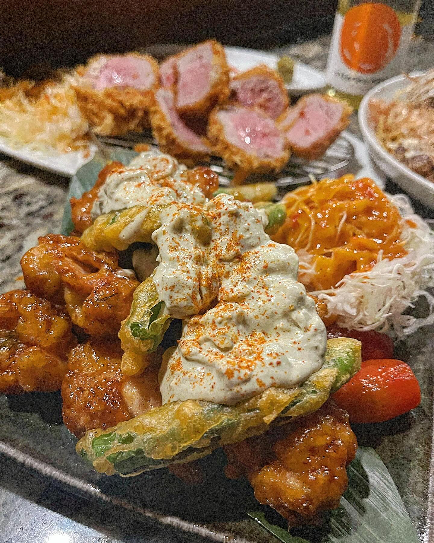 제주시청에서 맛도리를 찾는자,, 여기로 가거라

다양한 주류에 걸맞는 제주의 식재료를 활용한 
다양한 요리를 선보이는 곳, 퓨전 요리주점 정대✨

촉촉한 돈까스는 정대만의 3가지 양념을 번갈아
즐기다보면 스르르 사라져버리는 매직이🤫

꽈리마늘간장닭튀김은 겉바속촉의 정석 좀 느끼하다
느껴질 떈 바로 꽈리고추 냠하면 리프레시 완

야끼소바는 그 꾸덕함이 제대로 살아있어 자꾸만
손이가는 기본에 충실한 맛이라서 좋았당🥹

곁들인 술은 제주 약주 나모메였는데, 식전주로
주셔서 맛보고 바로 바틀로 주문해서 먹었다

어두운 조명과 우드 인테리어로 편안한 분위기에
정성이 느껴지는 음식과 맛있는 술로 행복한 시간🤍

🏠정대
📍제주 제주시 서광로32길 29-1 2층
🕰️매일 18:00 ~ 00:30