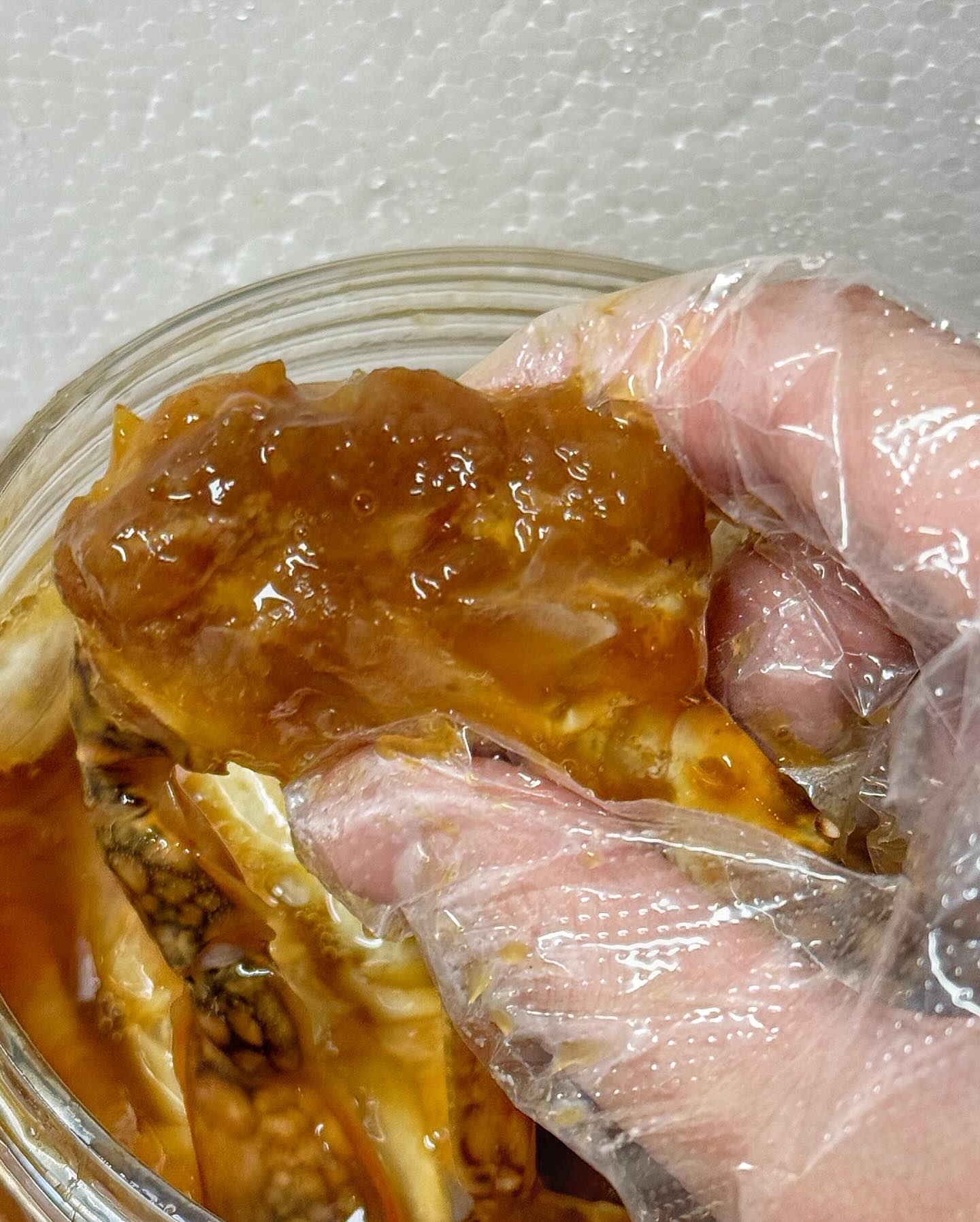 #협찬 
이게꿀맛 간장게장🦀

여러분들은 양념게장파 ? 간장게장파 ?
저는 간장게장파🦀🩶

이번에 이게꿀맛 간장게장을 먹어봤어요❤️‍🔥
공장에서 대량 생산리 아닌 하나부터 열까지 100% 수작업으로 품질 좋고 신선한 재료를 아끼지 않고 숙성과정을 거쳐
만든 비법 양념으로 감칠맛을 살렸구요〰️

신선도와 살수율을 모두 갖추어 먹을때 번거로움도 없고
제가 먹은 간장게장은 짠맛,비린맛 없이 달짝지근하고 짜지 않거든요 !!
떠먹는 저염식 간정을 고수해 맛도 뛰어나고 내장 특유의 쓴맛도 없어요 👀

살 탱글탱글한거 보이시쥬 ?😀

이제 식당가서 먹을 필요없이 집에서 간편하게
간장게장 즐겨보자구요🩶🤍

🦀양념게장도 당연히 판매듕🦀
https://sbz.kr/TsnKI