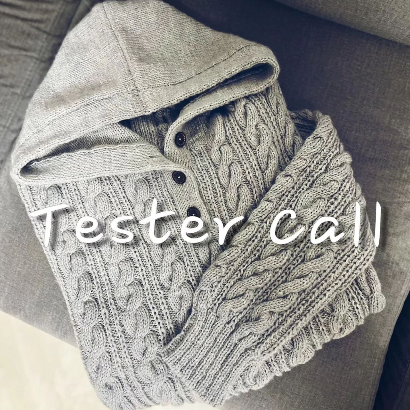 #리그램 - knittingdorothy by get_regrammer
🧢 제멜리 후디 #테스터모집

 제멜리 후드 스웨터는 품에 20cm 이상 넉넉하게 여유가 있는 오버핏의 스웨터입니다. 케이블 무늬가 전체적으로 배치되어 있고, 폴로 카라 스타일의 앞여밈이 자여스럽게 후드로 이어지 는 디자인 입니다. 탑다운방식으로 작업하며, 차트와 서술로 구성된 도안으로 차트를 읽을 수 있어야 합니다. (참고영상 일부 포함)
걸러뜨기, 더블니팅등 다양한 기법이 사용되며, 난이도는 ★★★★ ☆ 입니다. 

ㅡㅡㅡㅡㅡㅡㅡㅡㅡㅡ

실. 뉴보름 콘사 1합 (somsom.knit ) + 
  손염색실 메리노 레이스 1합 (littlebopeepyarn)
바늘. 4.5mm, 4mm
사이즈. size ①/②/③/④
  가슴단면 54/60/66/72 cm
  총장 52/55/57/60 cm
패턴. knittingdorothy

ㅡㅡㅡㅡㅡㅡㅡㅡㅡㅡ

🧶총 4분의 테스트 니터 모집 예정
▫️테스터 모집기간 : ~ 9월 21일 (토) 18시
▫️테스팅 기간 : ~ 10월 8일 약 20일간 
▫️사이즈 ① ~ ④ 총 4개 사이즈

🧶테스트 니터 지원 요건
*의류를  3벌이상 완성 해보신 분
*최대한 기간안에 완성 하실 수 있는분
*실은 자유롭게 선택할 수 있으나 최대한 원작 게이지와 맞춰서 떠주실 분
*도안검수 및, 피드백을 꼼꼼하게 해주실분
*제작과정과 완성, 착용샷등을 제공해 주실 수 있는 분
(니팅도로시의 다양한 계정에 사용될 수 있음을 동의하는 것으로 간주)

🧶 테스트 니터  지원방법
*니팅도로시 계정을 팔로우하고, 본게시물을 리그램 해주세요
*신청하고싶은 사이즈와 함께 댓글로 ’신청완료‘ 라고 적어 주시면 됩니다. 

🧶 테스트 니터로 모집 되신 분께는 추후 개별 연락 드리며, 소정의 선물이 증정될 예정입니다. 

#니팅 #테스트니터 #도안테스트 #뜨개도안 #대바늘도안 #스웨터도안 #니트도안 #뜨개패턴  #니트패턴  #후드스웨터 #손뜨개 #손뜨개도안 #손뜨개패턴 #니팅도로시 #knitting #knitpattern #testknitter #hoodyknit #knittingdorothy