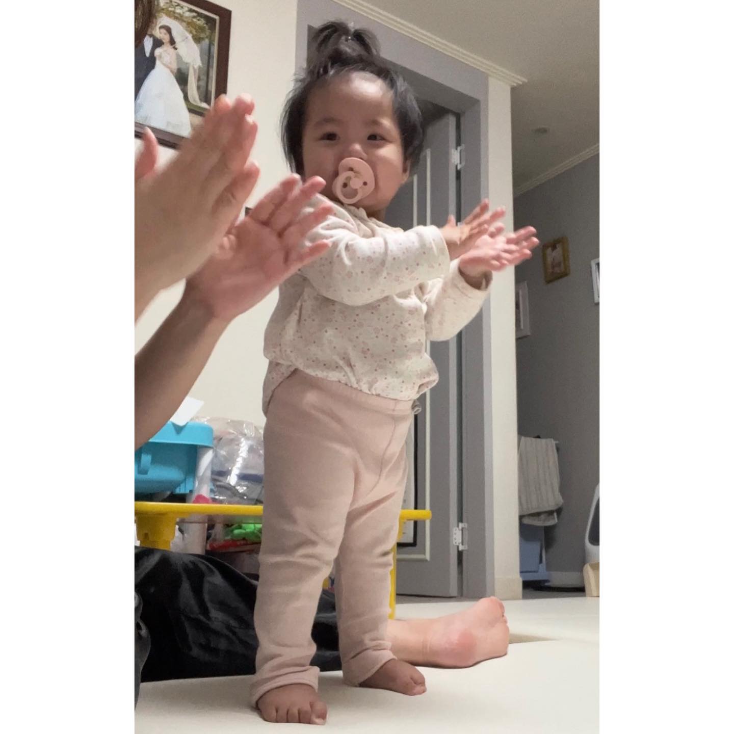 #22년4월 서유니
걷진안고 혼자 서기만하던 시절 서유니
네모얼굴에 먹성도 엄청 좋았고 애기때부터 흥이넘쳤는데 아직도 쭉 이어오는중🤣
친구들이랑 영통하던때였는데 이젠 손잡고 뛰다니고ㅋㅋㅋ
앞머리는 자고일어나면 다 서버릴정도로 곱슬이었는데 기르다보니 나아져서 천만다행ㅋ
일년반 전인데 왜이렇게 애기야ㅋㅋㅋ

#지금은고집쟁이