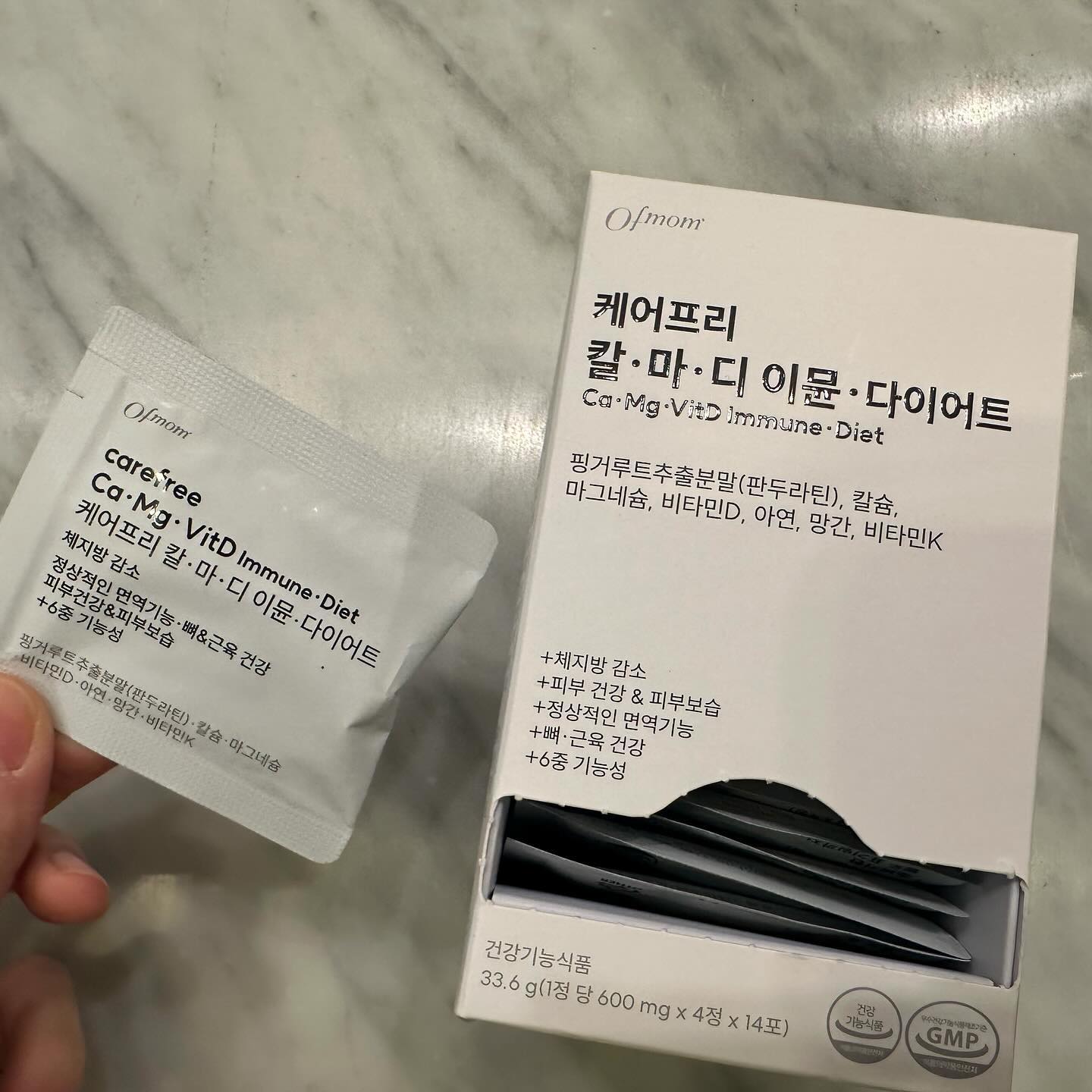 #협찬

연말모임이 하도많아서
배도나오고 이대로는 안될것같아서
시작한 다이어트!

근데 이게왠걸 연말모임도 많았지만
연초모임도많은걸...ㅋㅋ
그냥 일단 보조제의 도움을 받아보기로하고
먹으면서 다이어트 하기로결정했어요

체지방감소 기능성인증제품인
오브맘케어프리칼마디 이뮨다이어트
하루 한번 복용으로 체지방감소는 물론이고
핑거루트추출분말, 칼슘, 마그네슘, 비타민D
아연, 망간, 비타민K까지
다이어트부터 피부관리,면역력관리, 뼈건강등을
챙길수있어서 케어프리 칼마디이뮨다이어트 
선택했습니다

다이어트보조제와 영양까지 한번에 챙길수있어서
꾸준히 먹어볼게요 :D

ofmom_carefree
 #오브맘케어프리 #칼마디 #다이어트보조제 #체지방감소 #다이어트식품 #칼슘마그네슘 #칼슘마그네슘비타민D