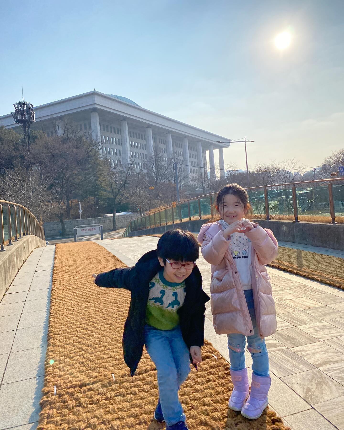 -
진짜 기름값 아까워서ㅠㅠ 뭐할까 찾아보다 예약자리 있어가지고 급 예약한 국회 어린이박물관! ㅋㅋㅋ 처음 예약해봤는데 소개해준 국회의원 쓰는 칸이 있어서 맘대로 윤영찬 써버리기🤣ㅋㅋㅋ (우리 지역구 국회의원님…….. 응원합니다! 파이팅!)

진짜 딱 10세까지는 괜찮을 듯하고 그 이상은 비추~ (정확히는 초2정도까지만..) 그래도 알차게 잘 놀고 와서 대만족!😊💖 끝나고 셔틀버스도 타고 나름 모두가 만족한 서울투어였다!☺️

#얘들아 #오늘은일찍자줄거지? 🫠 ㅋㅋㅋㅋㅋ