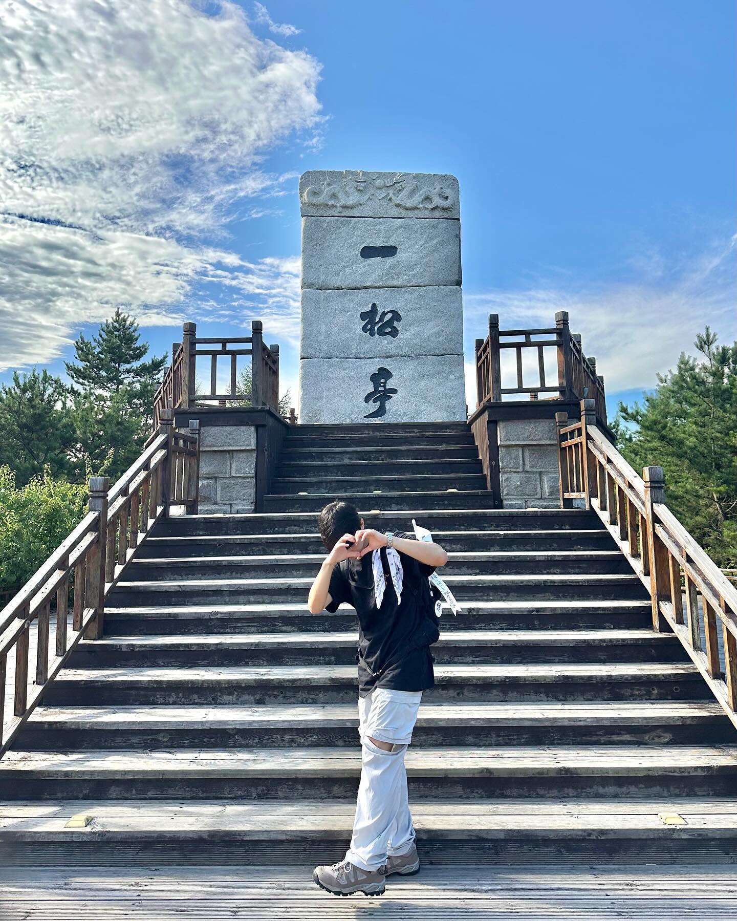 #캠프라인50주년 #백두산 
2편

🇨🇳
캠프라인 50주년 기념 백두산 콜라보 산행!

,,인데 날씨 이슈로 백두산이 통제되어서 못 갔다 ㅠ
대신 연변 투어(진달래 투어)로 변경!

백두산 대신 #비암산 에 다녀왔다!
어려운 산행은 아니고 관광지 느낌이었는데,
그래도 산에 오니까 좋더라,,
(사실 왔다 갔다 하는 셔틀버스가 꿀잼이긴 했음)

다음을 기약하며,, 
백두산 여행 끝!!

🥾
이번 여행은 ‘캠프라인 산티아고 로우’ 제품과 함께 했다!
보통 등산화는 발이 불편해서 하산 후 바로 벗어던지기 마련이다. 
But, 산티아고 로우 제품은 여행 내내 신고 있어도 불편함이 없었다!
또 밑창이 쫀쫀한 게 느껴져서 접지 또한 너무 좋았다👍
등산 갈 때 너무 유용한 아이템이 될 것 같음!(진짜임;)

🌺
dda.__.som ola.heeun mount_gorani ru.gyeom gao__grace east_icycold d1101j hobbyman_taek rhseok bbobbisubok baekyung2 ht.avi pooh_golden greg_0202 aria_reum yooonzzl i.S.ha12 _ddu__ didori89 santahgo 

#캠프라인 #산티아고 #산에올라 #원피크 #campline #진달래투어