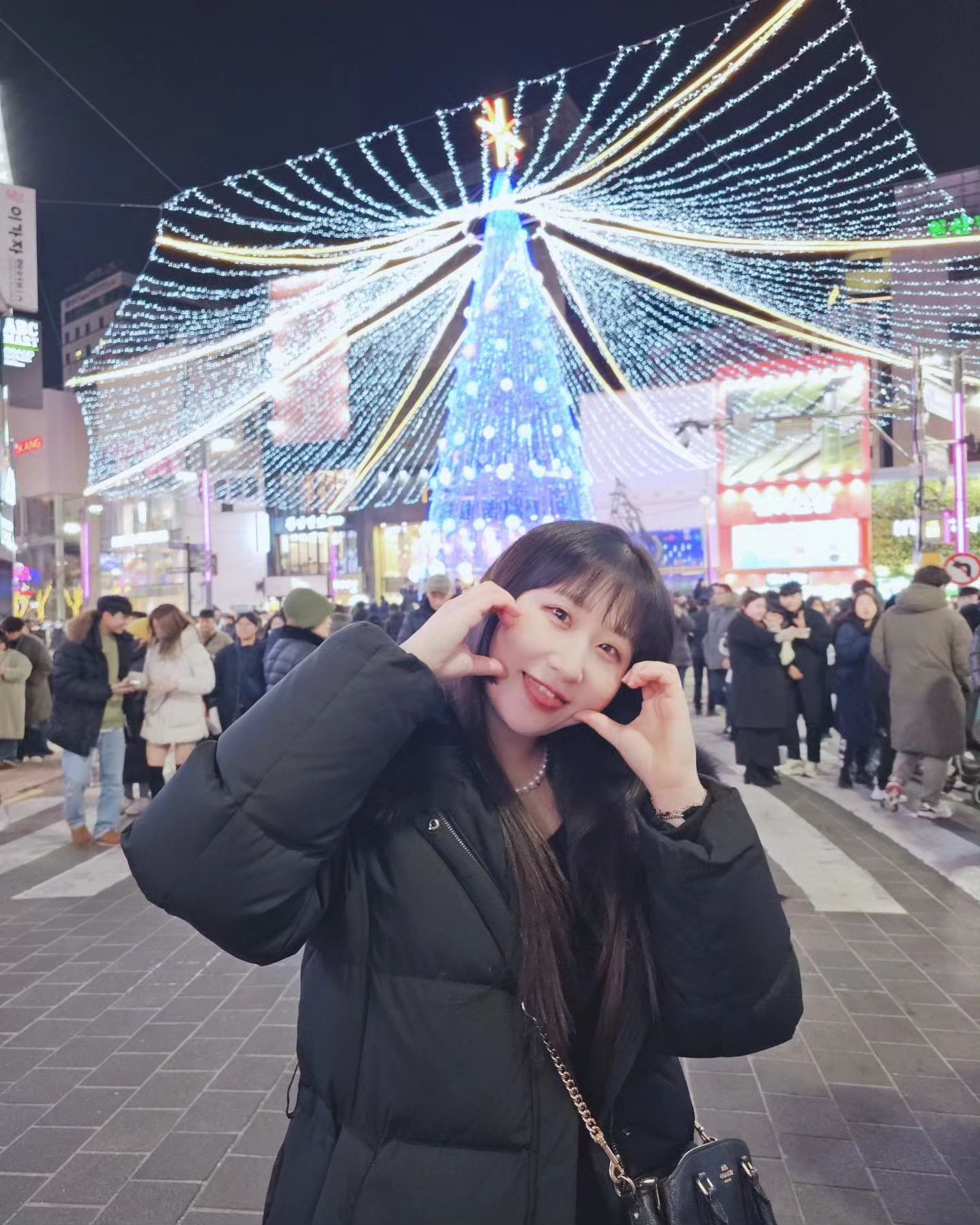 #첫줄

이때까진 참 ~~ ,, 🙃

.
.
.
.
.
.
#부산 #남포동 #크리스마스 #메리크리스마스 #해피멜클
#christmas #tree #busan
#ootd #남이찍어준사진 #photooftheday #picoftheday
#instagood #instadaily #daily #데일리그램 #일상
#좋반 #인친맞팔 #인스타키우기
#happyeverafter #💕